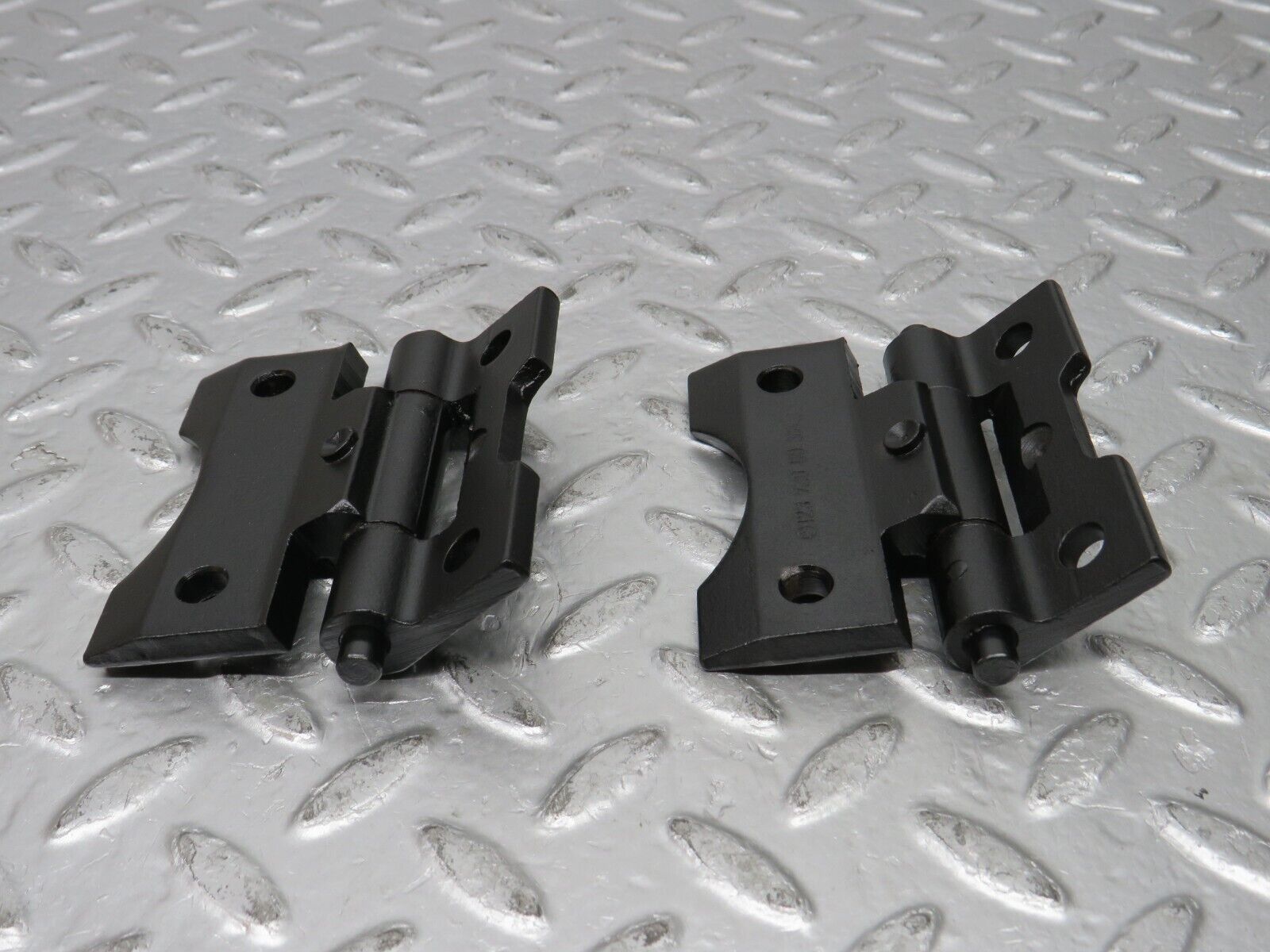 31119 Mercedes-Benz W123 200D Door Hinge Pair 1237200037