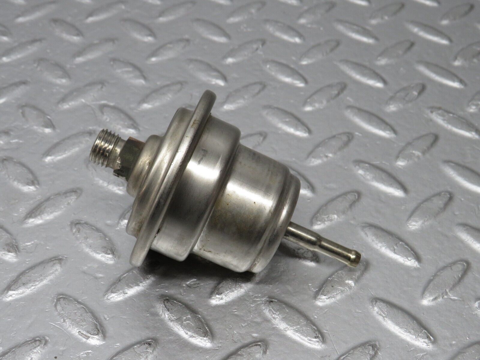 38796 Mercedes-Benz W201 190E 2.6L Fuel Pressure Regulator 0004760621