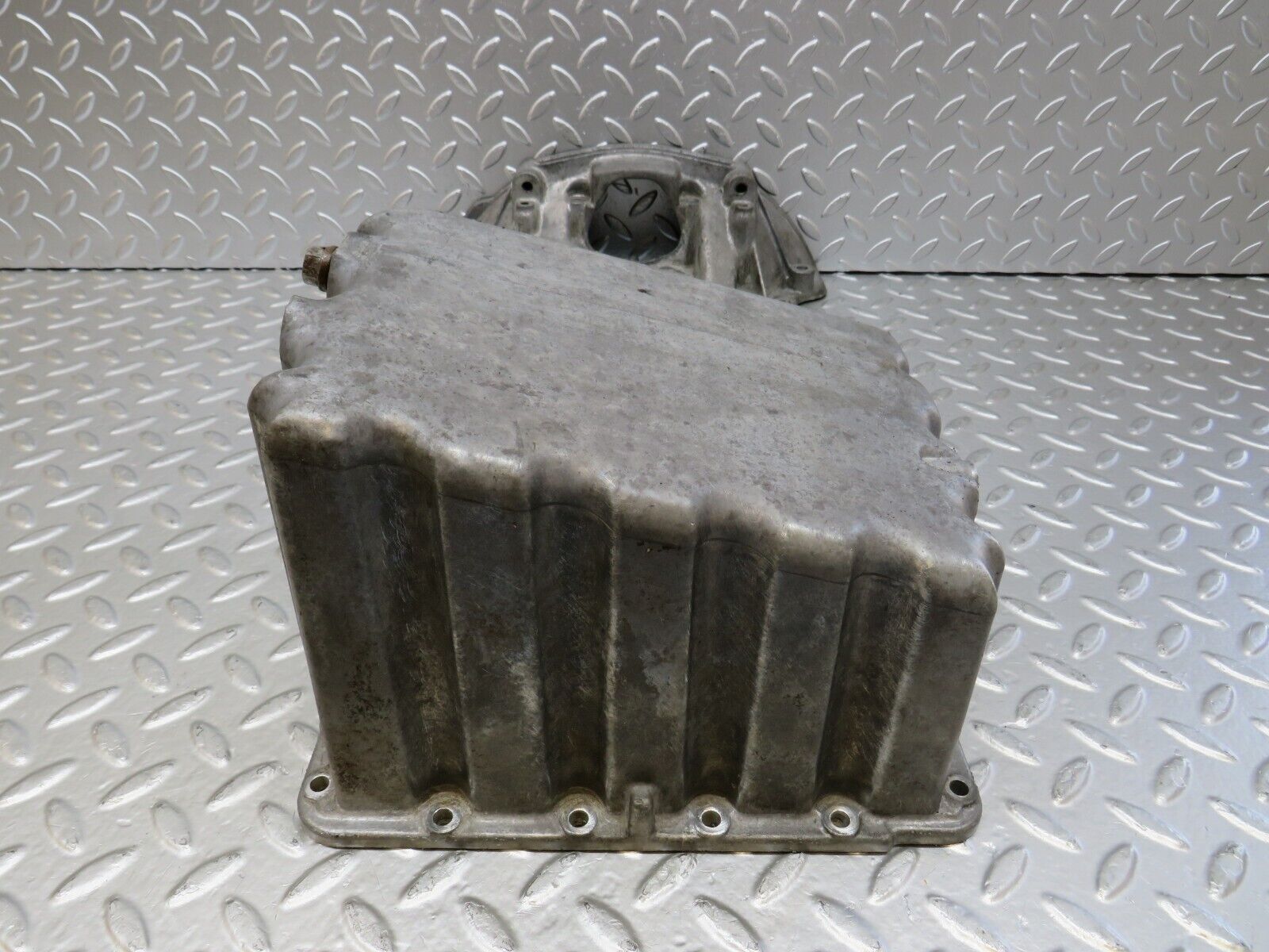 26085 Mercedes-Benz W123 200 Oil Pan Oil Sump 1020141202