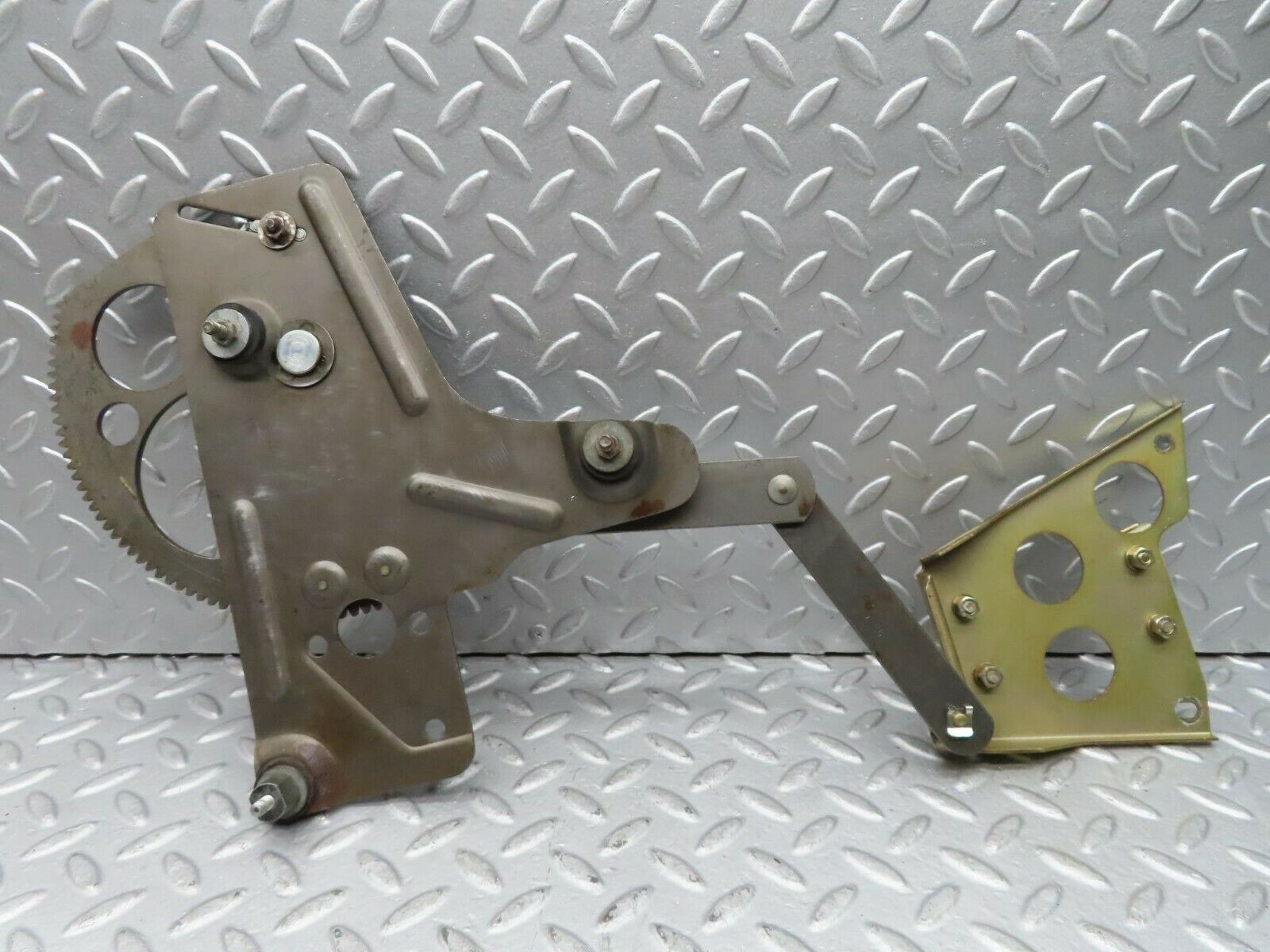 16640 Mercedes-Benz C107 380SLC Rear Right Power Window Regulator 1076701003