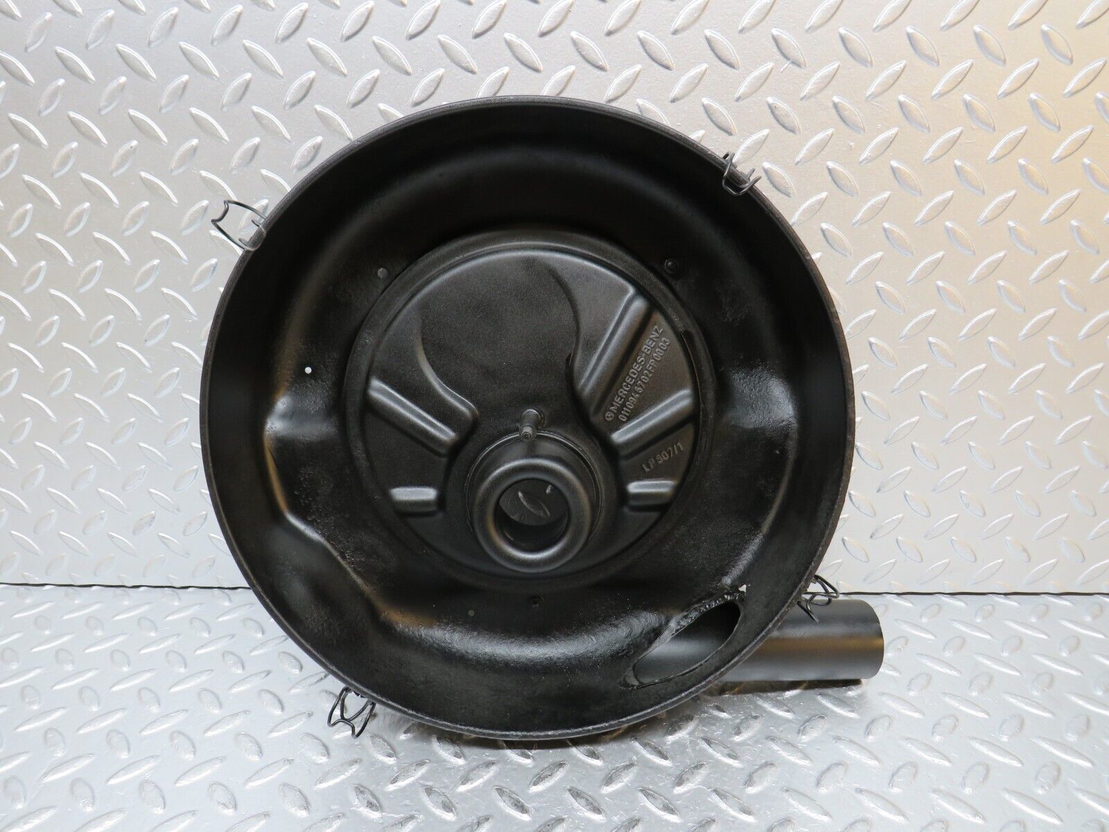 0307 Mercedes-Benz W123 220D Air Filter Housing Bottom 0110946702
