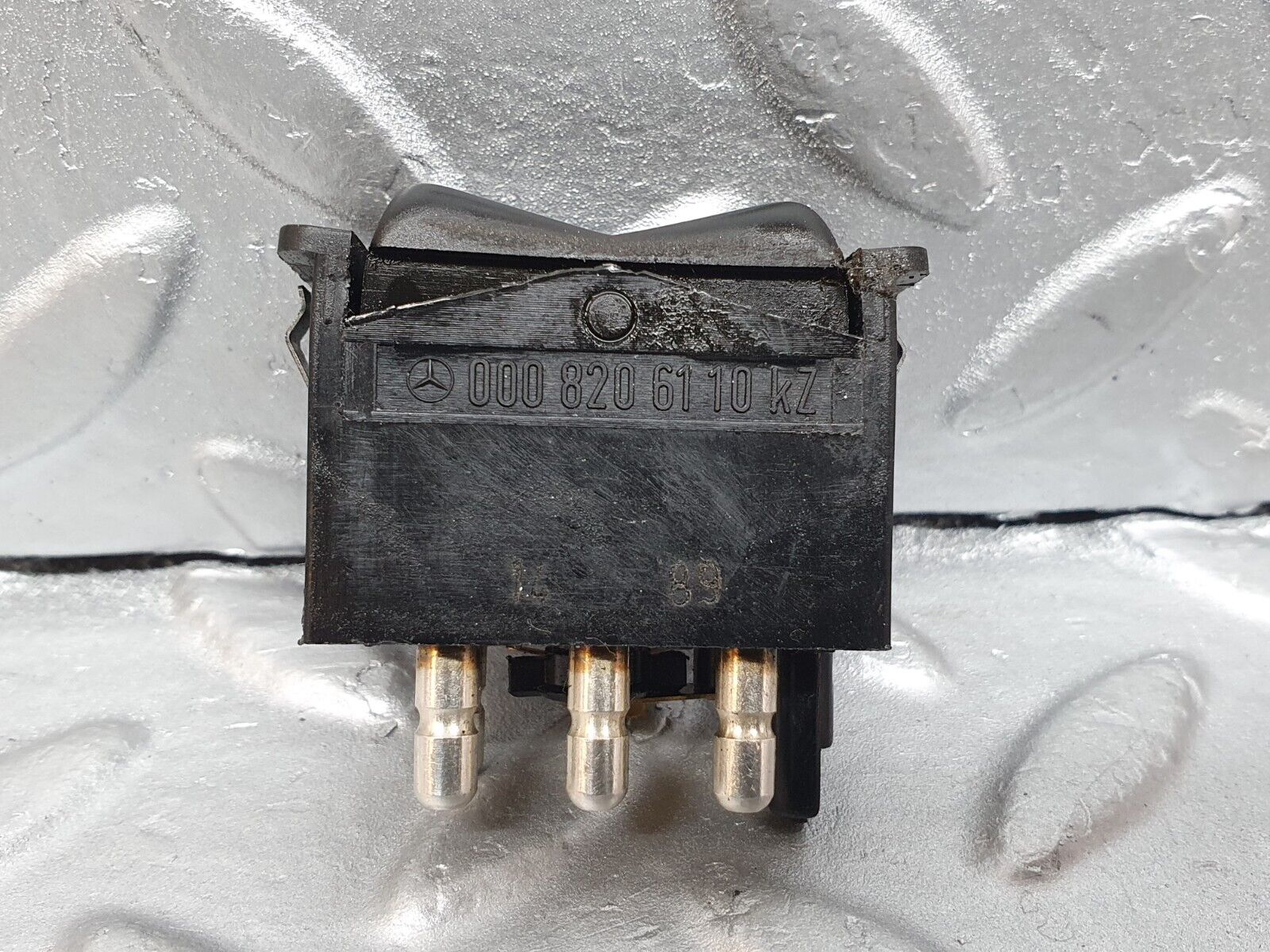 41100 Mercedes-Benz W126 300SE Rear Windscreen Defroster Switch 0008206110