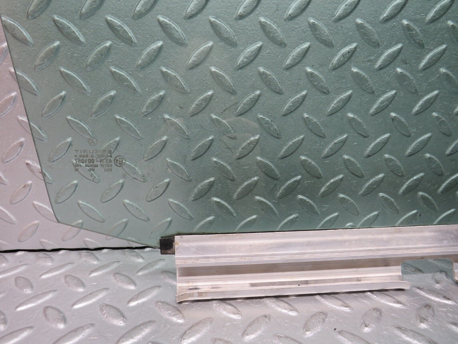 39070 Mercedes-Benz W201 190E 2.6L Front Left Door Window Glass