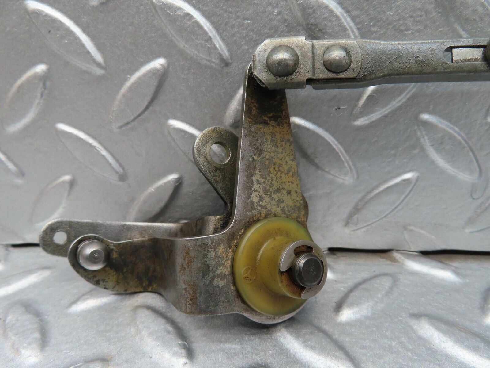 14015 Mercedes-Benz C107 280SLC Throttle Linkage