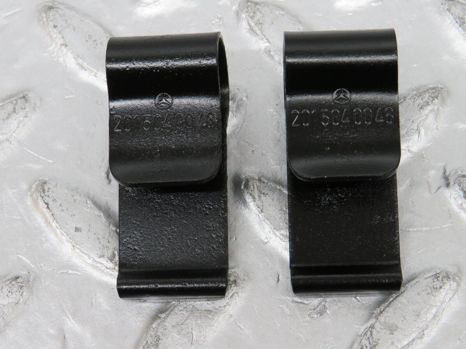 32577 Mercedes-Benz S124 300TE Wagon Radiator Fan Shroud Holder 2015040046