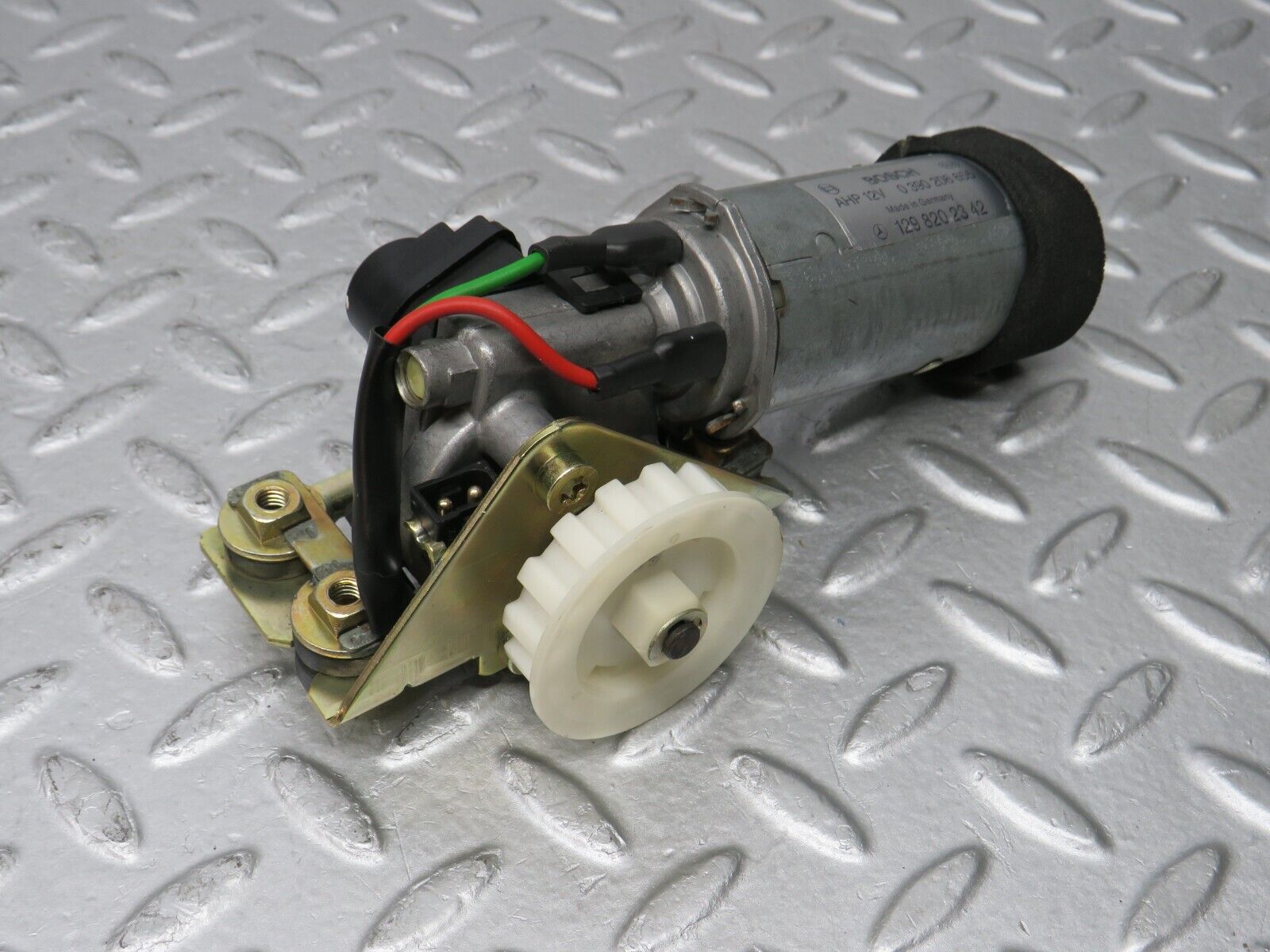36850 Mercedes-Benz R129 300SL-24 Front Left Seat Adjustment Motor Bosch 1298202342 0390206655
