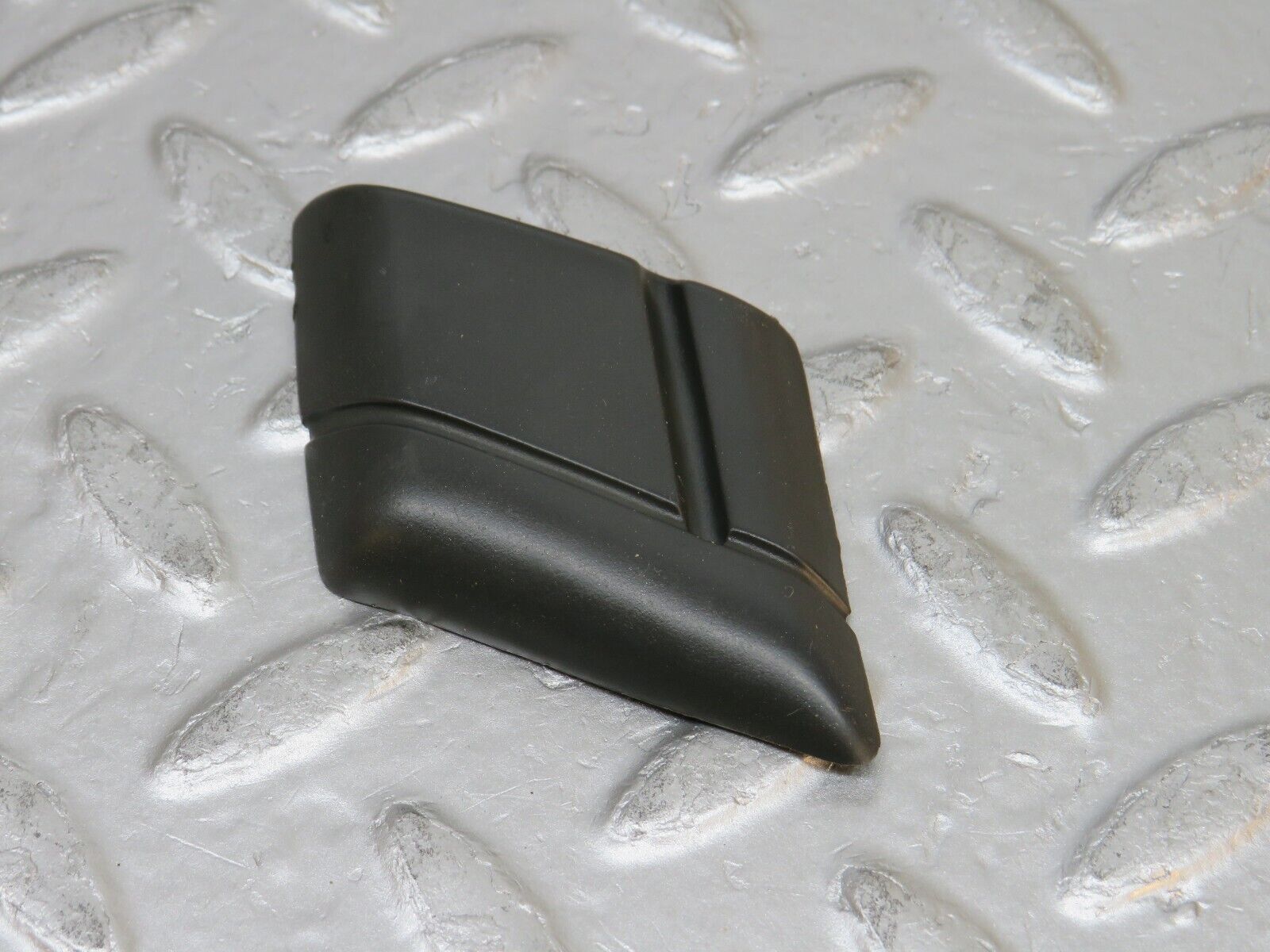 32413 Mercedes-Benz S124 300TE Wagon Rear Left Fender Wing Centre Moulding Trim