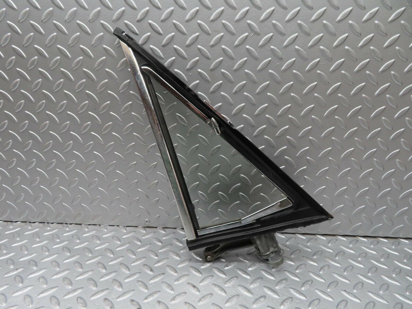 12384 Mercedes-Benz W108 Front Right Quarter Window Glass
