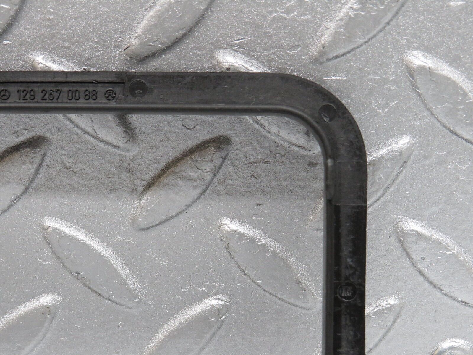 39626 Mercedes-Benz R129 320SL Coupe Gear Selector Surround Trim 1292670088