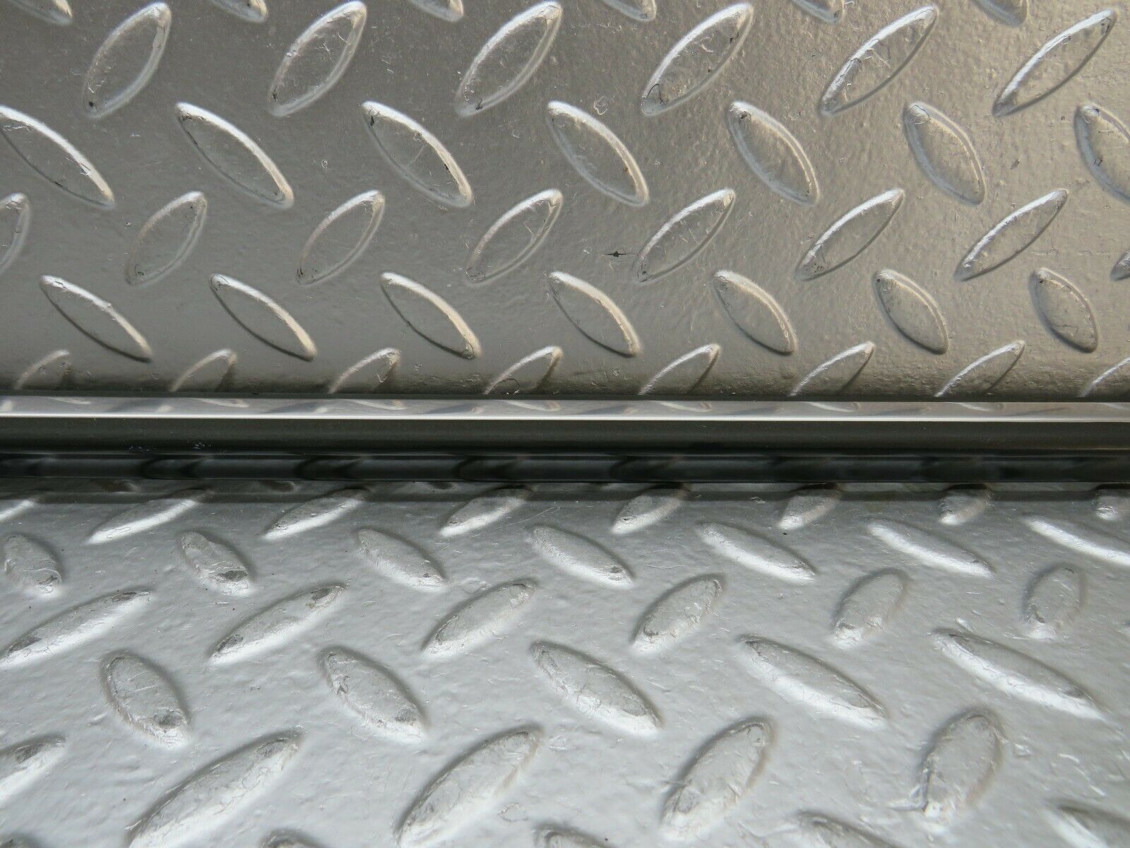 24007 Mercedes-Benz W123 280E Front Left Fender Wing Centre Moulding Trim