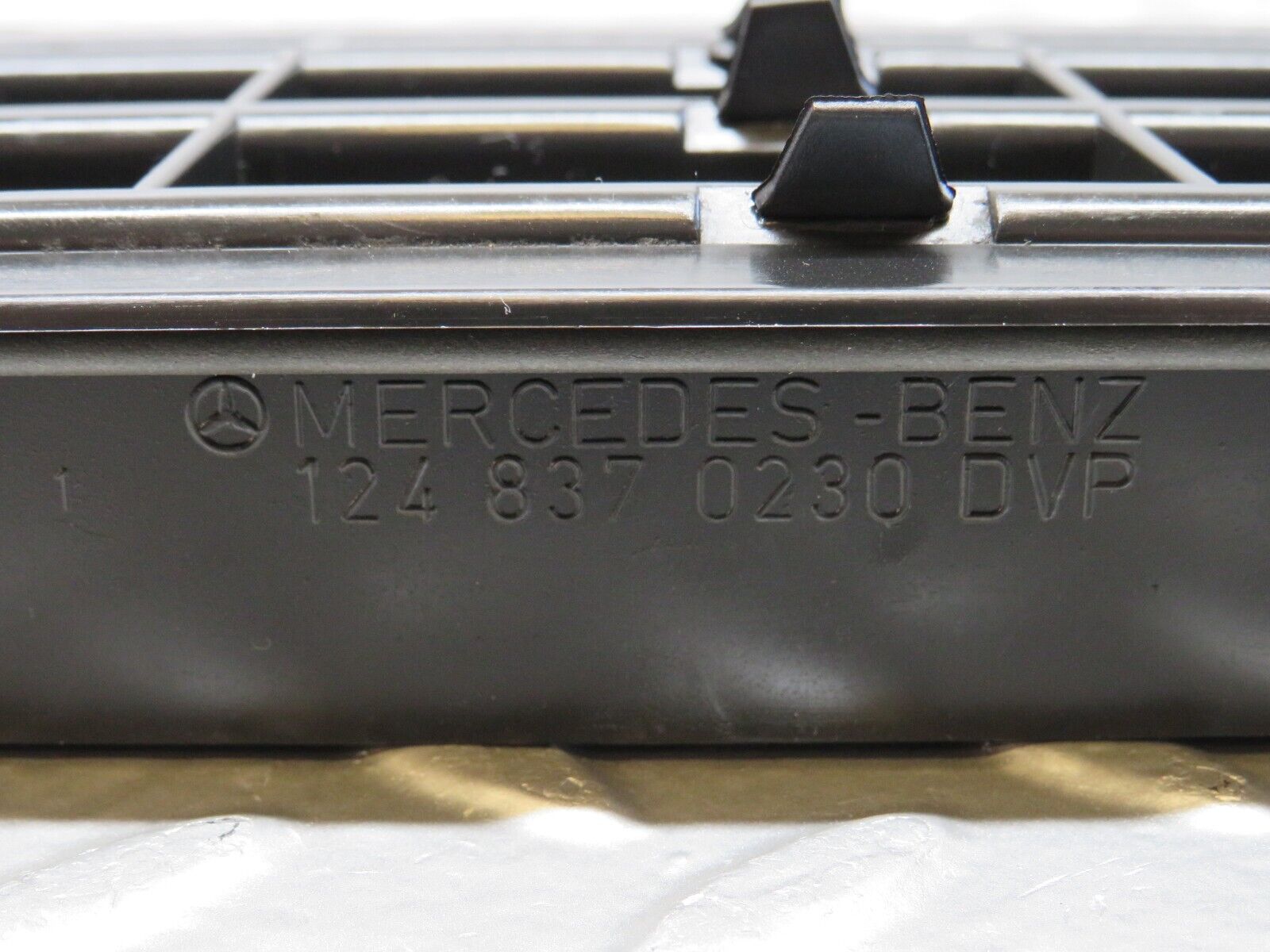 25728 Mercedes-Benz W124 280E Rear Air Intake Vent Left 1248370230