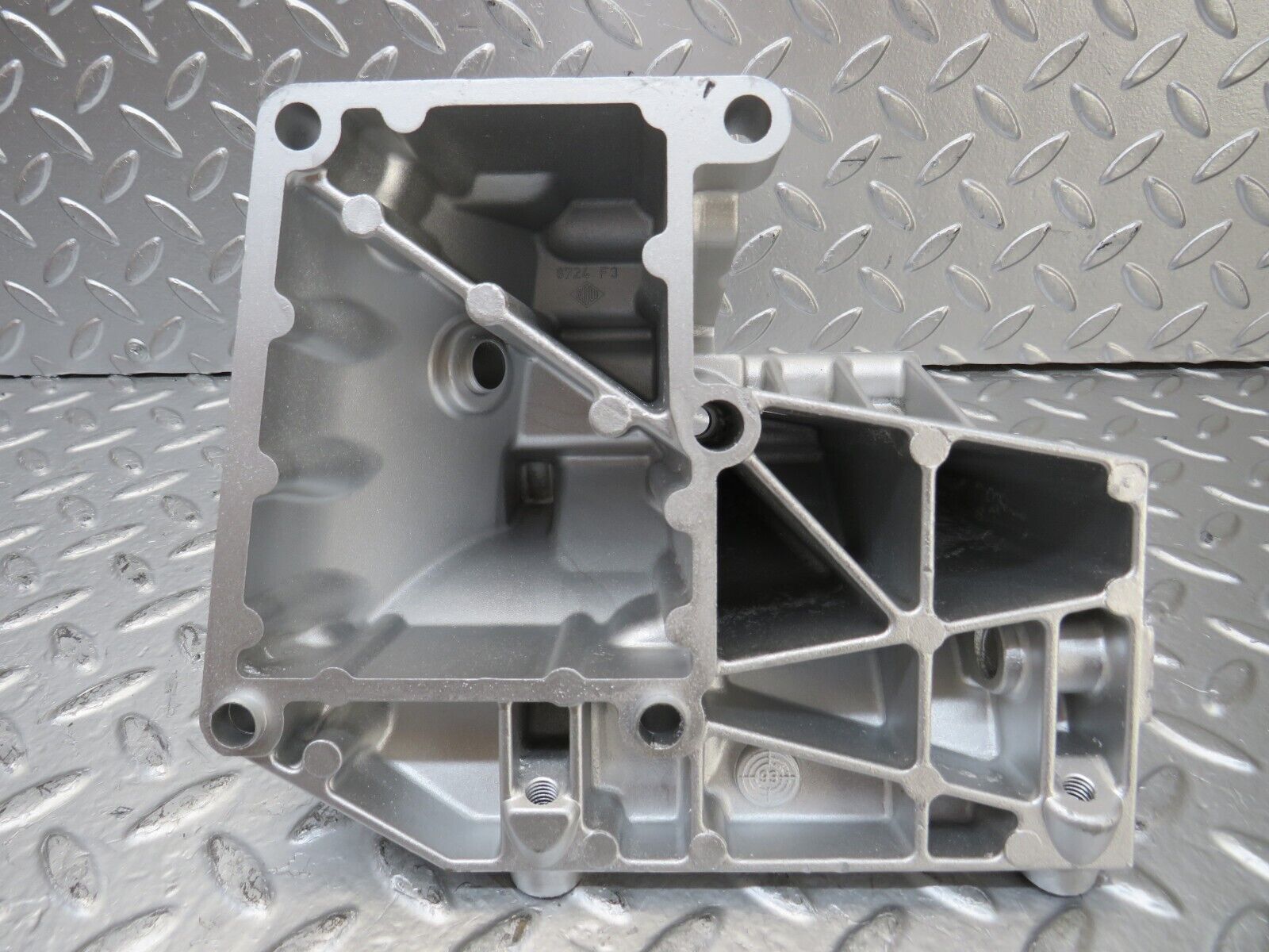 25957 Mercedes-Benz W124 280E Power Steering Pump Bracket 1031310935