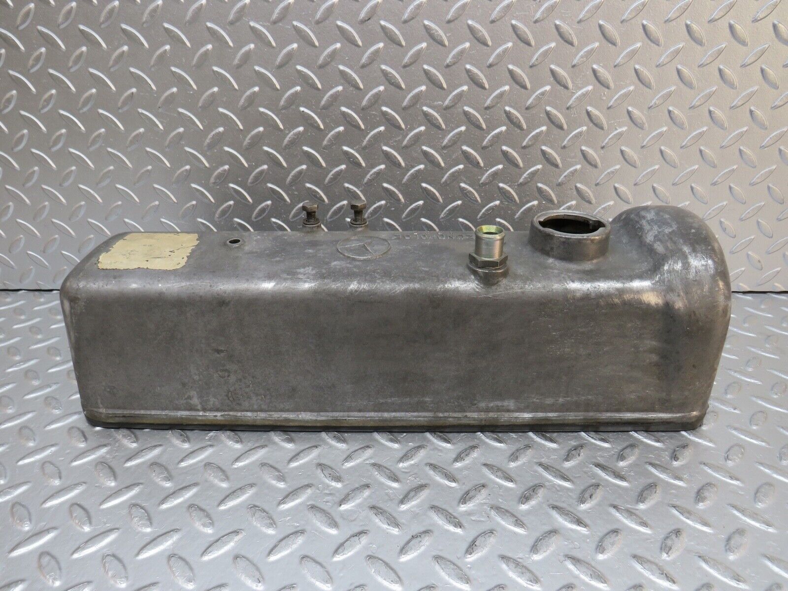 0343 Mercedes-Benz W123 220D Valve Cover 6150160205