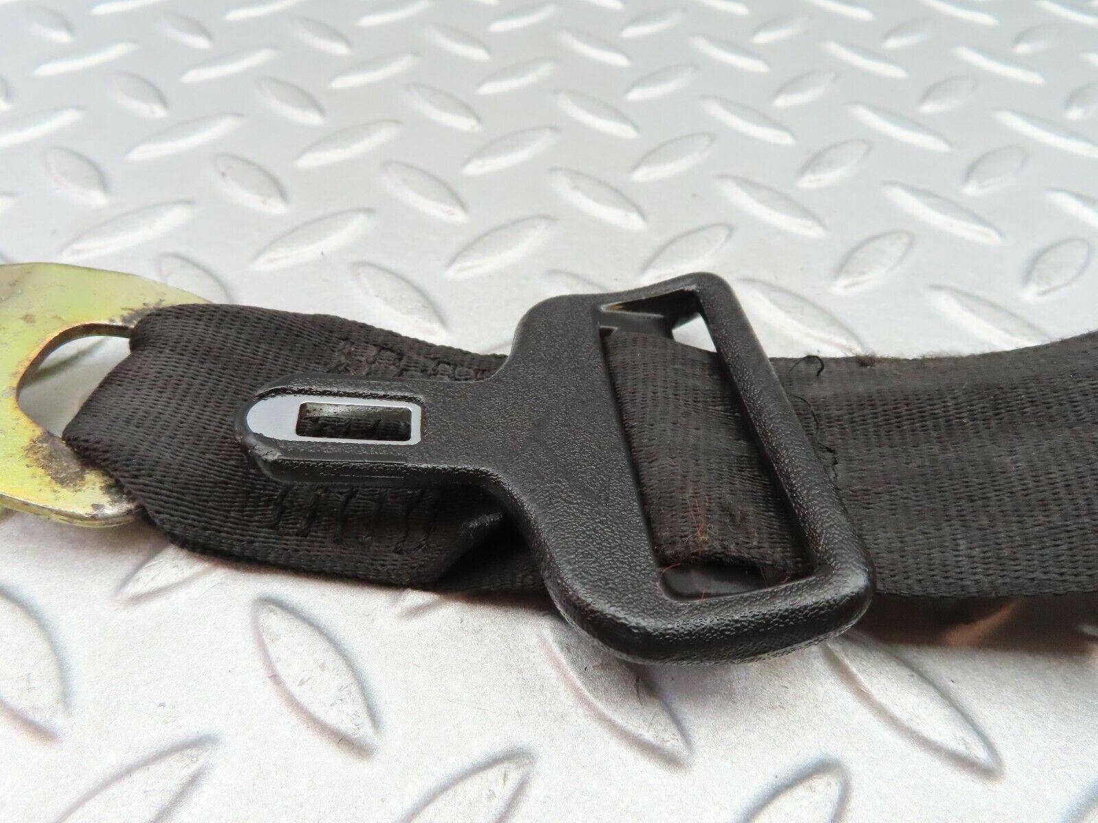 5774 Mercedes-Benz W123 200 Front Right Seat Belt