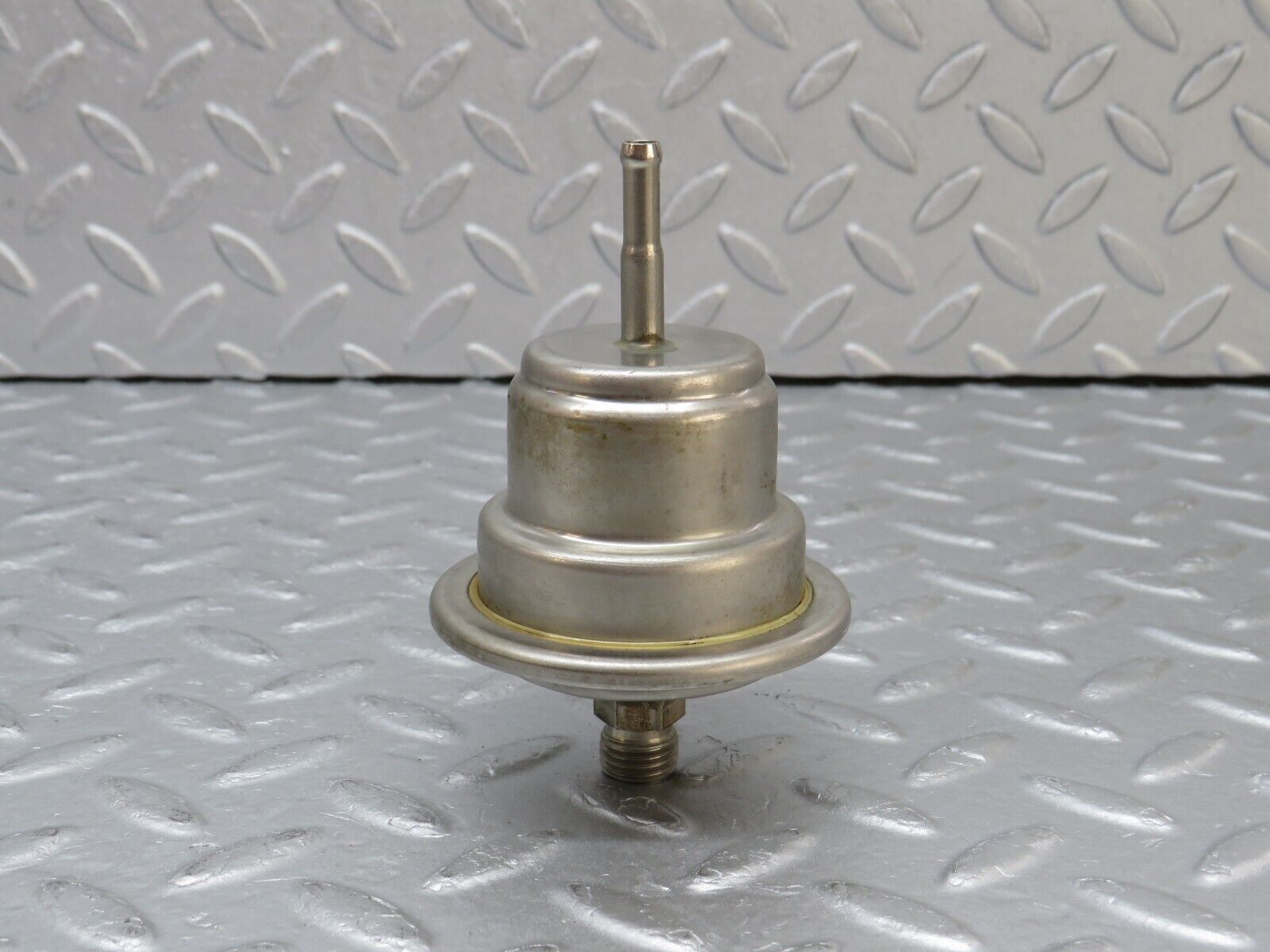 36572 Mercedes-Benz W201 190E 2.0L Fuel Pressure Regulator 0004760621