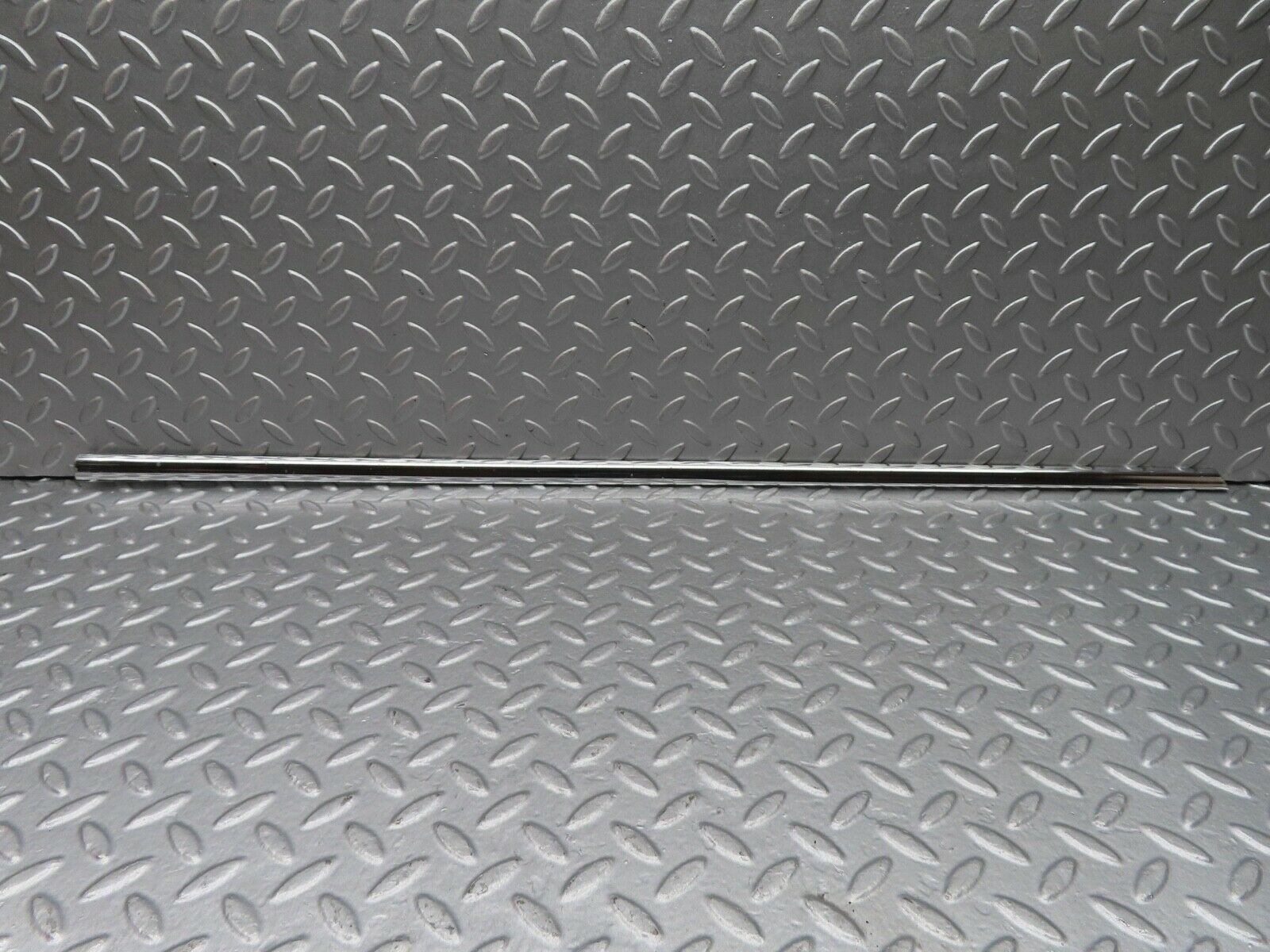 18139 Mercedes-Benz W123 200 Front Right Door Chrome Moulding Trim