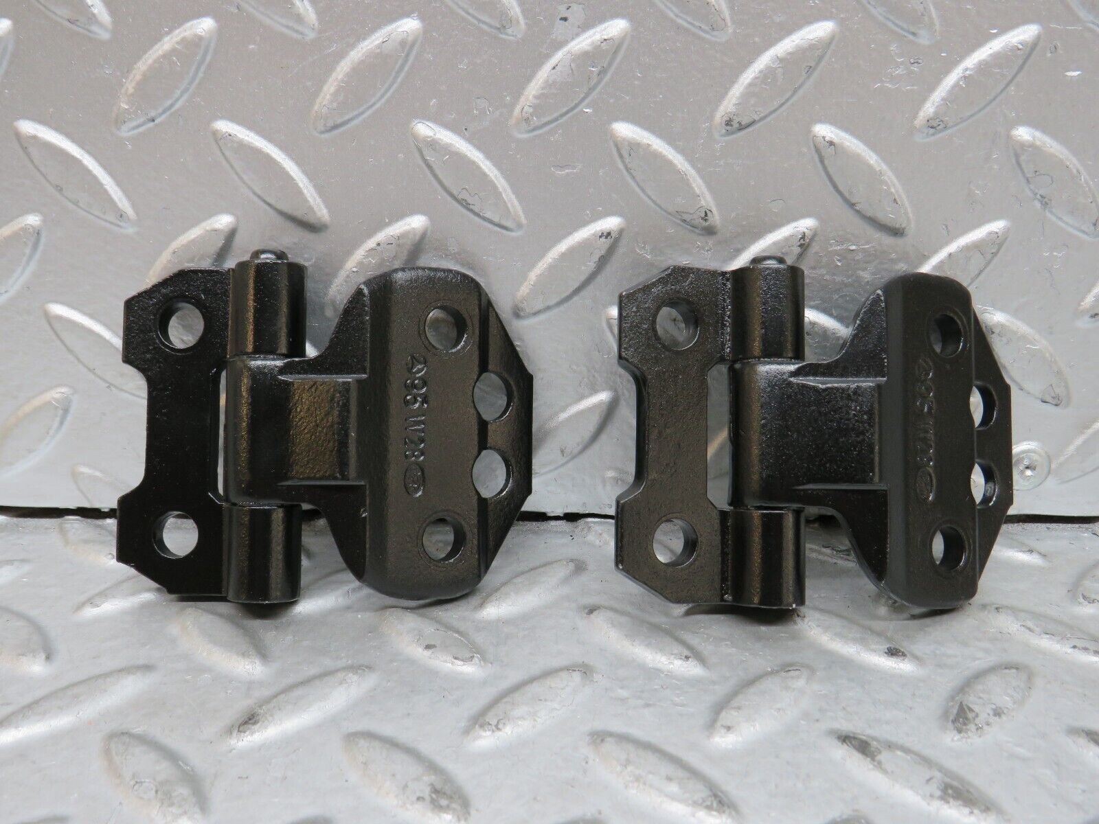 29132 Mercedes-Benz C124 320CE Coupe Left Door Hinge Pair