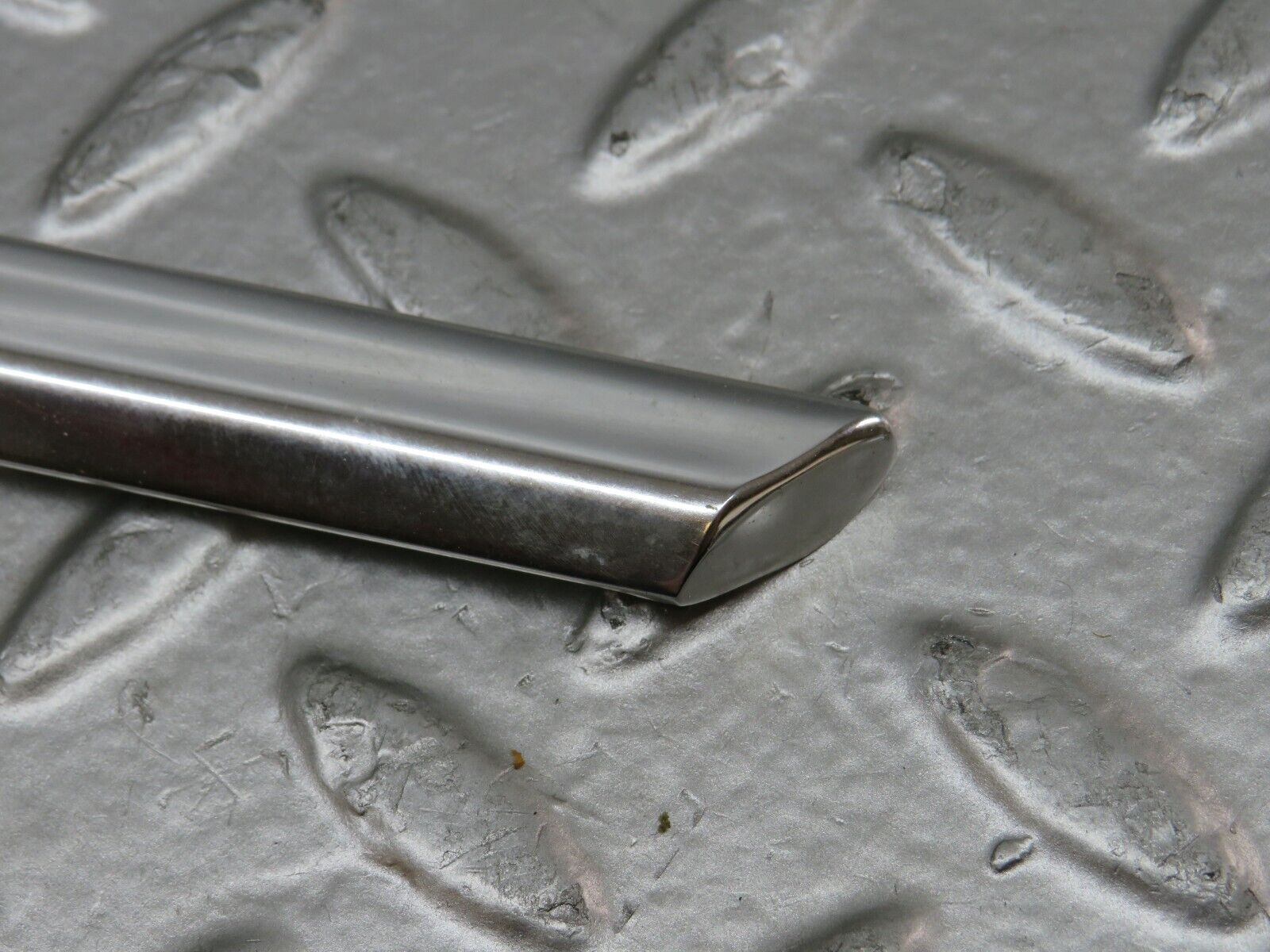 27115 Mercedes-Benz W123 280E Front Left Door Chrome Moulding Trim