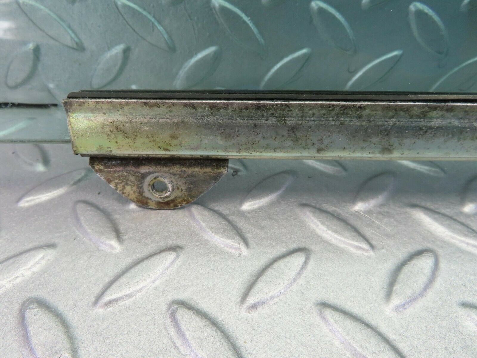 7863 Mercedes-Benz W115 220D Front Right Door Window Glass