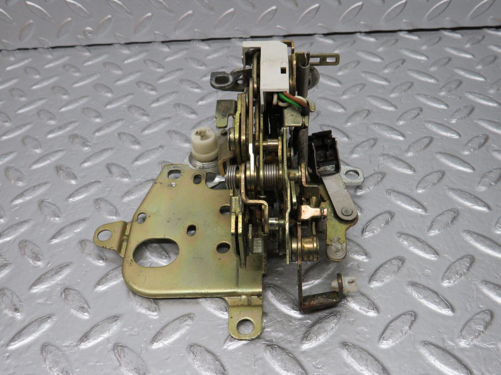 31361 Mercedes-Benz S124 220TE Wagon Tailgate Lock Mechanism