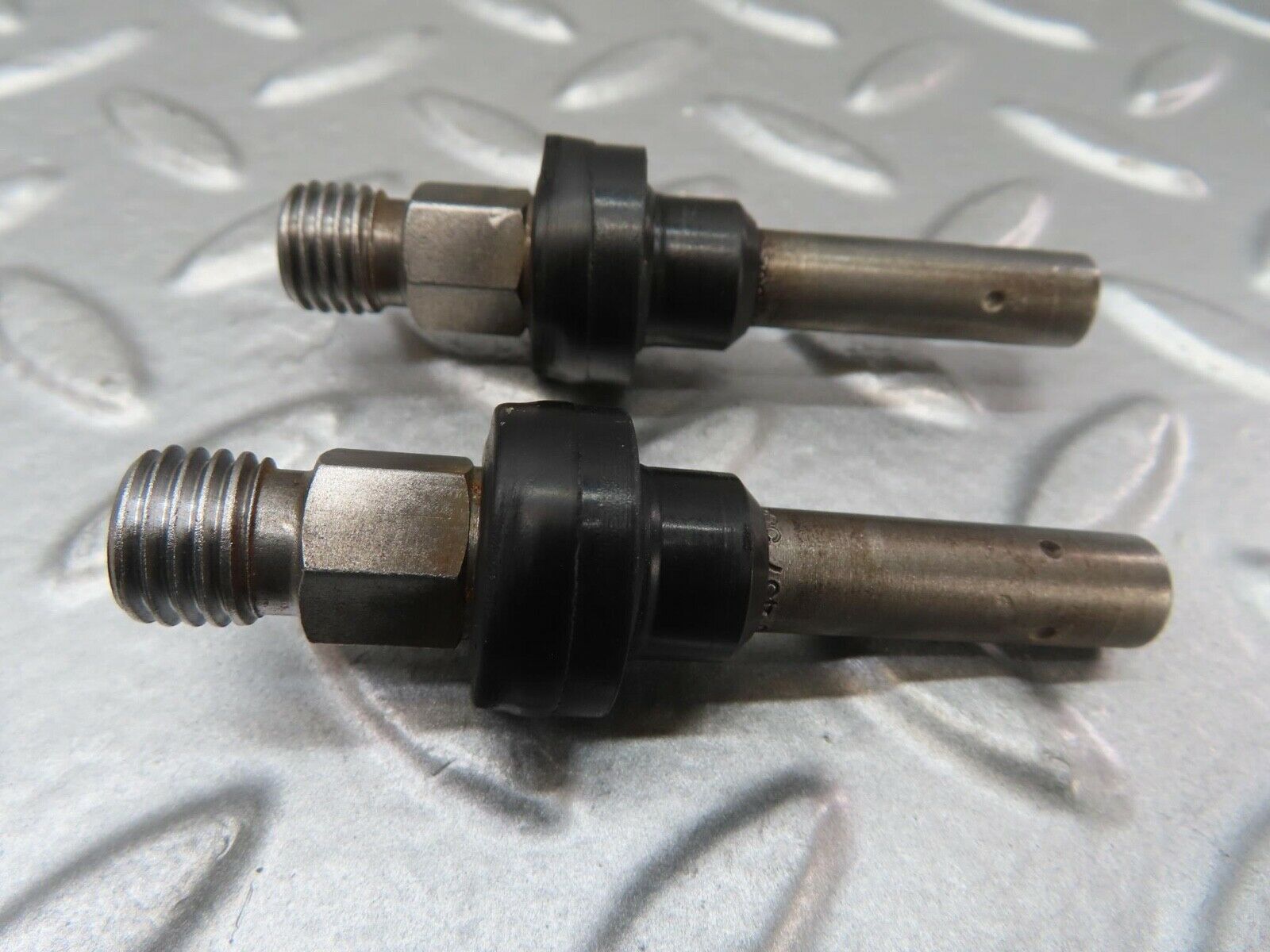 15330 Mercedes-Benz W123 230E 2x Fuel Injectors Bosch 0437502010