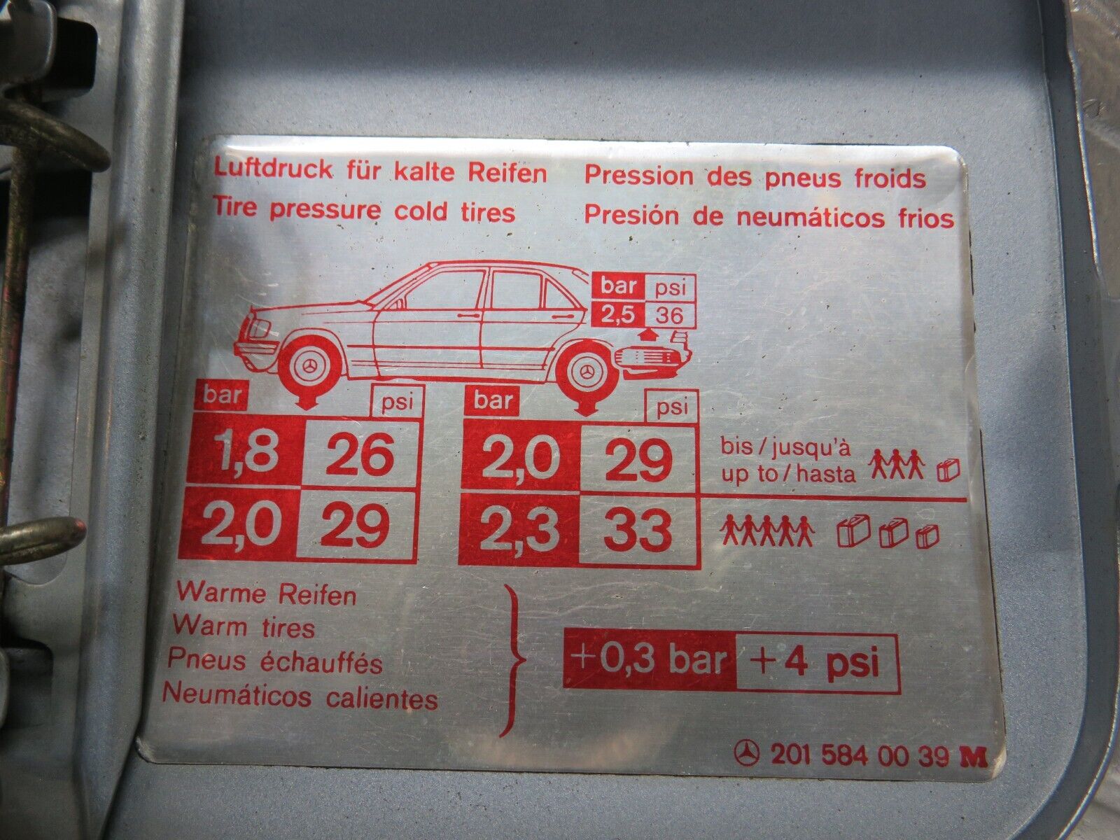 25158 Mercedes-Benz W201 190D Fuel Tank Flap Cap 2015840039