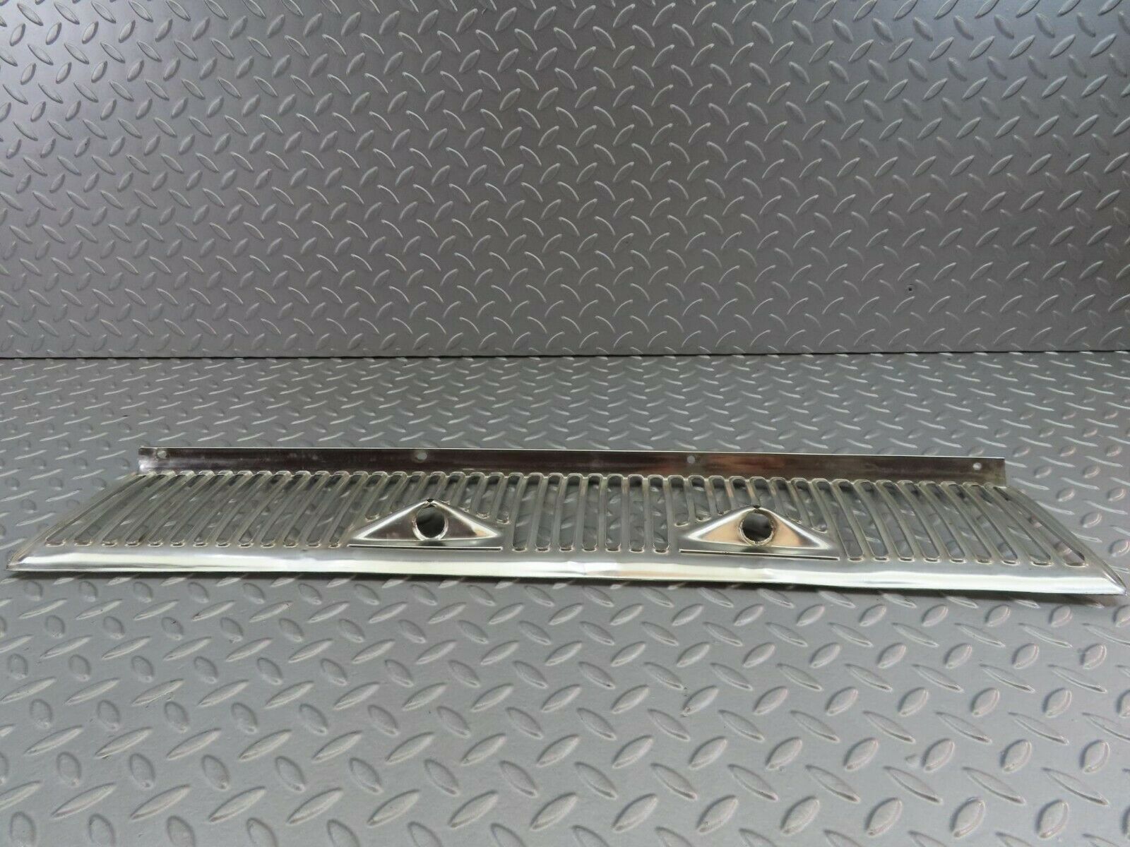 7385 Mercedes-Benz W116 450SE Air Intake Grill Chrome