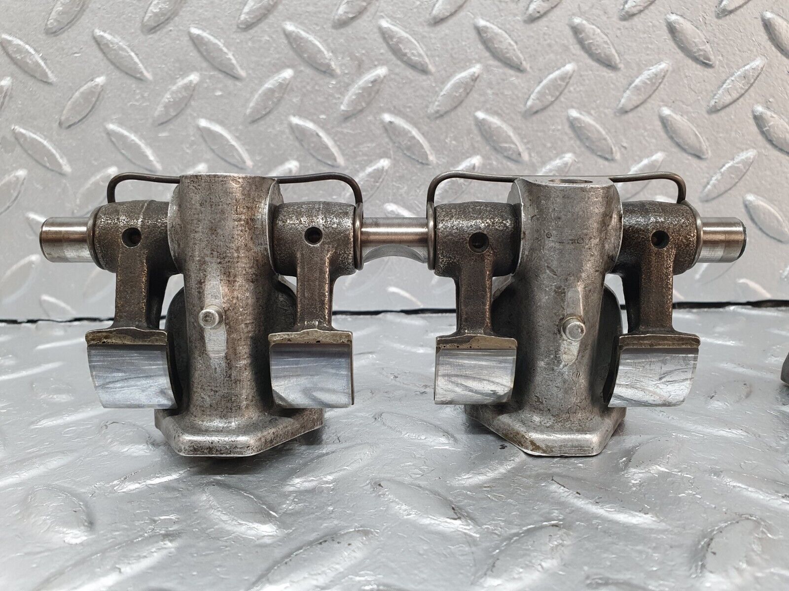 40868 Mercedes-Benz W123 240D Camshaft Rocker Arms 6160550010