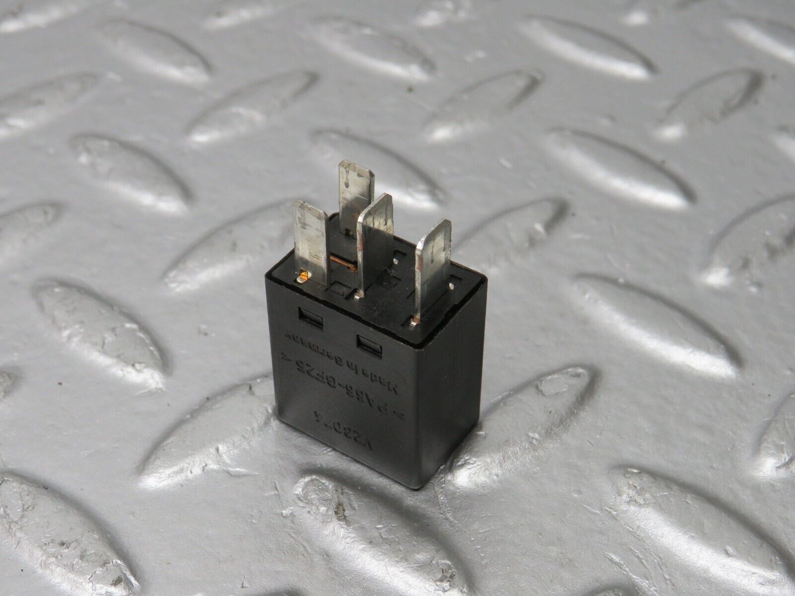 39701 Mercedes-Benz R129 320SL Coupe Indicator Relay 0025421119