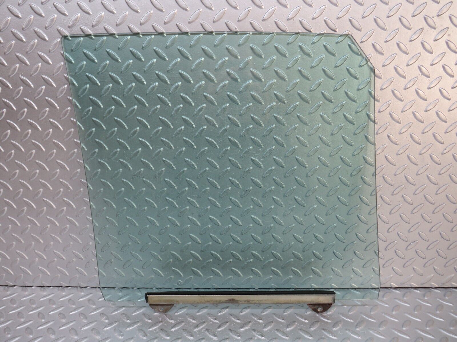 37514 Mercedes-Benz W109 300SEL Front Left Door Window Glass