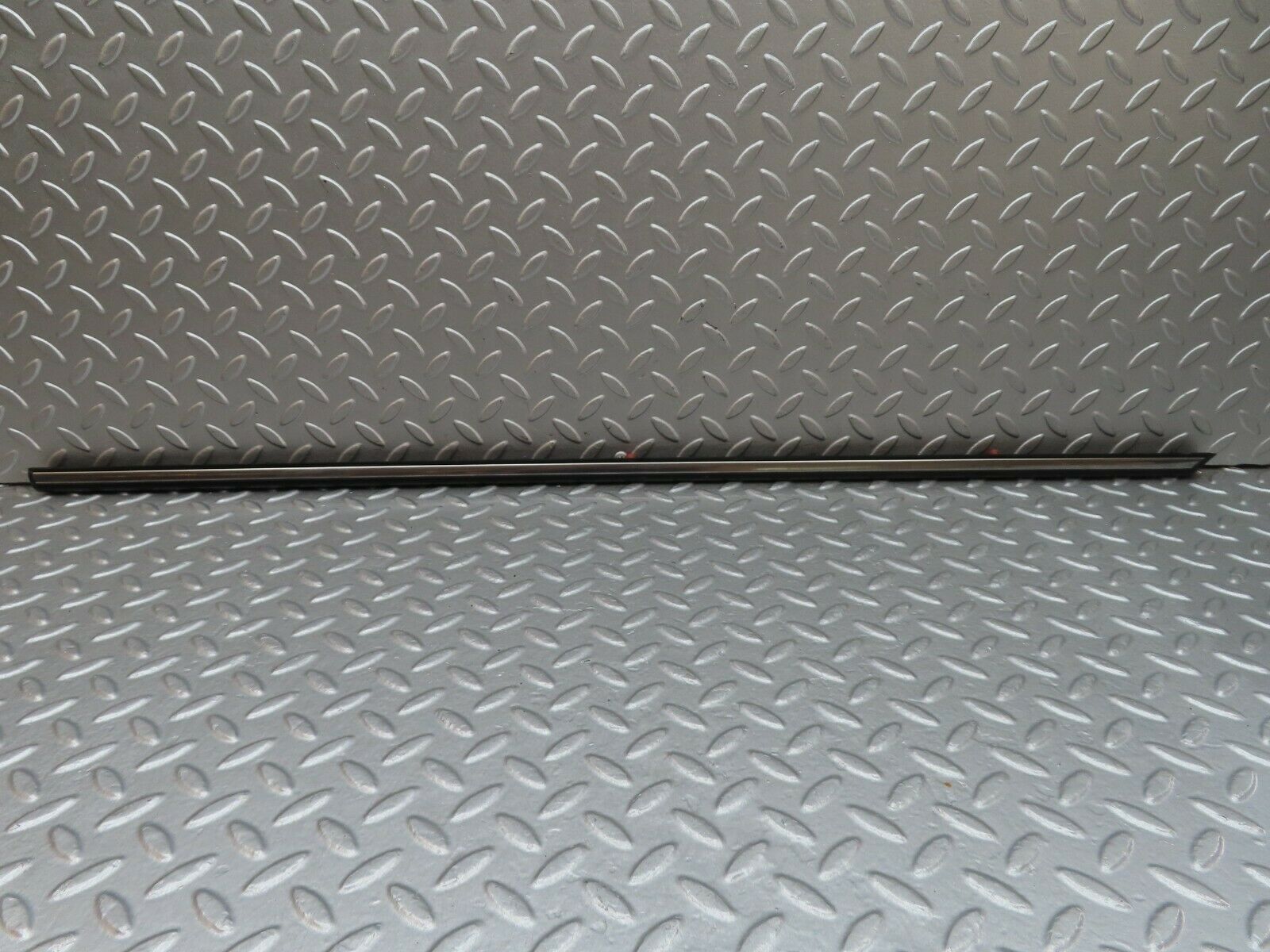 18005 Mercedes-Benz W123 200 Rear Right Door Centre Moulding Trim