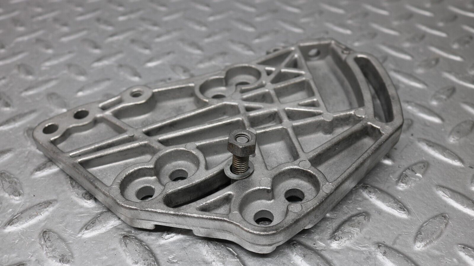 37251 Mercedes-Benz C126 420SEC Coupe Power Steering Pump Bracket 1174661241