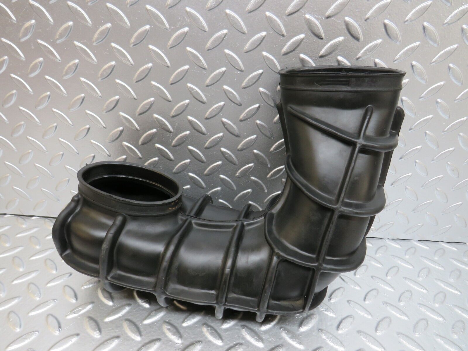 25447 Mercedes-Benz W123 200 Air Intake Pipe 1020940011