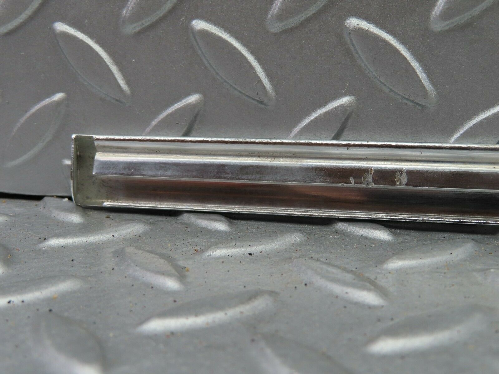 5910 Mercedes-Benz W123 200 Front Left Door Chrome Moulding Trim