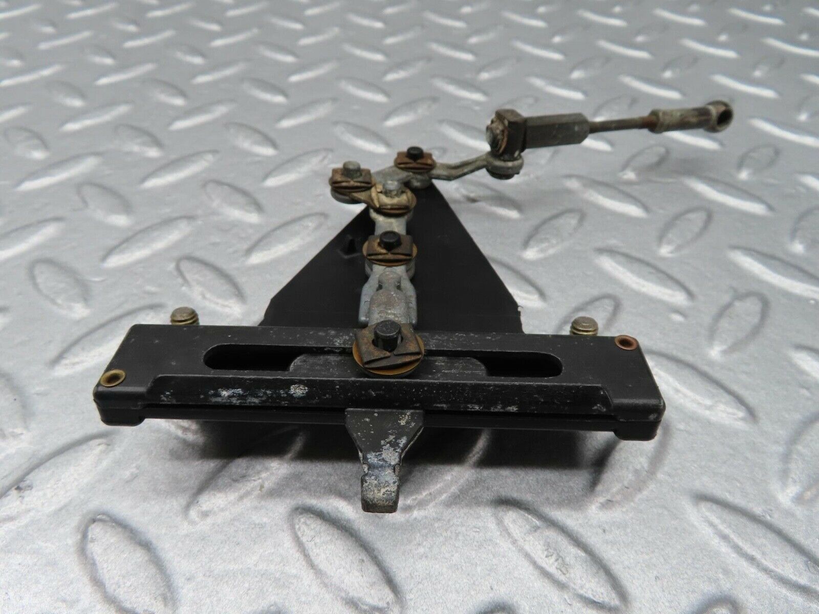 13999 Mercedes-Benz C107 280SLC Air Vent Control Lever Centre