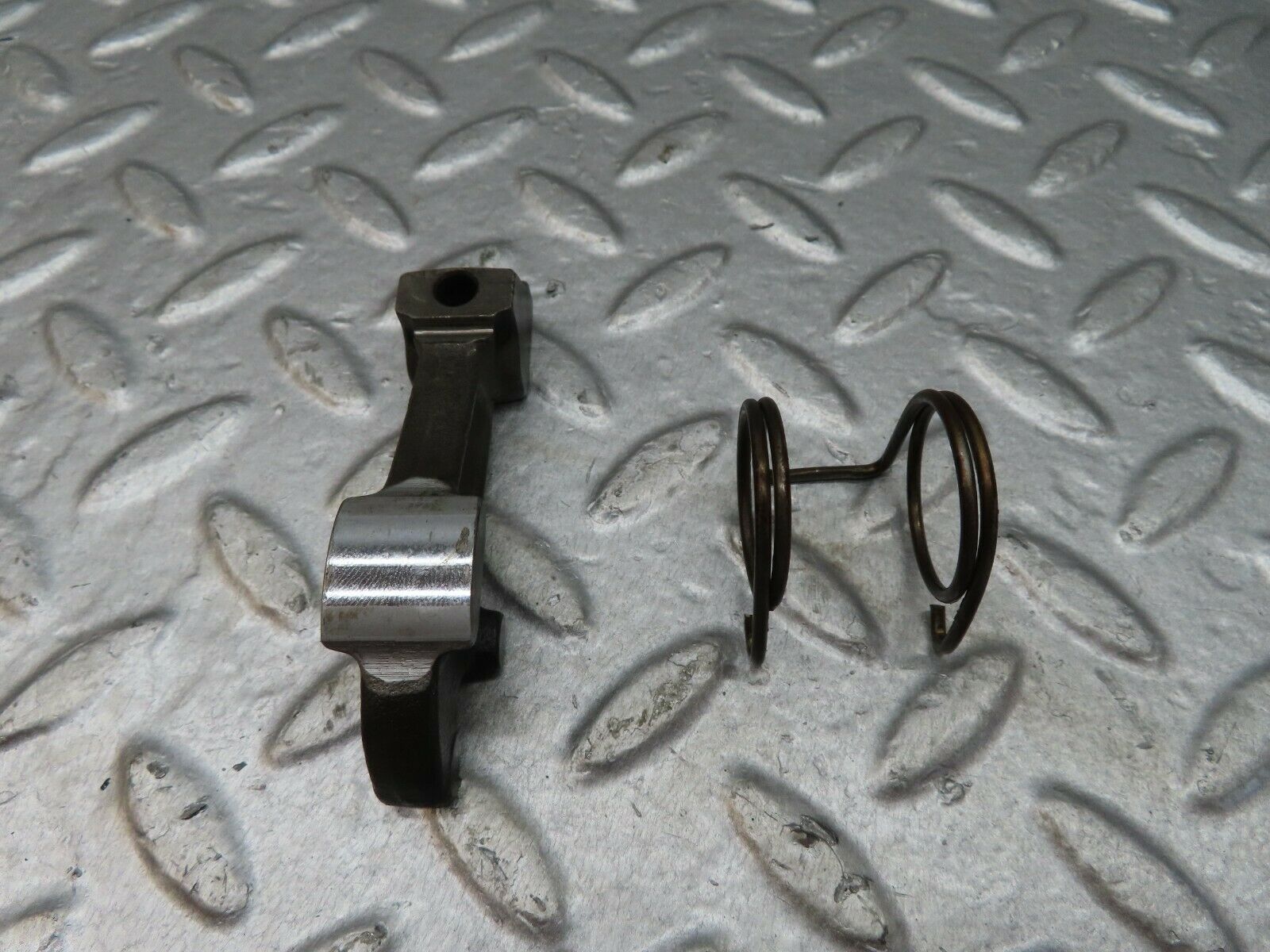 18063 Mercedes-Benz W123 200 Valve Rocker Arm With Retaining Spring