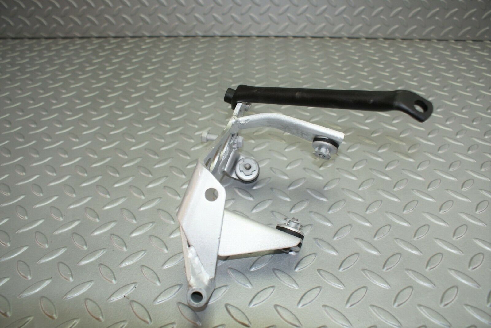 2999 Mercedes-Benz C123 280CE Coupe Power Steering Pump Holder Bracket