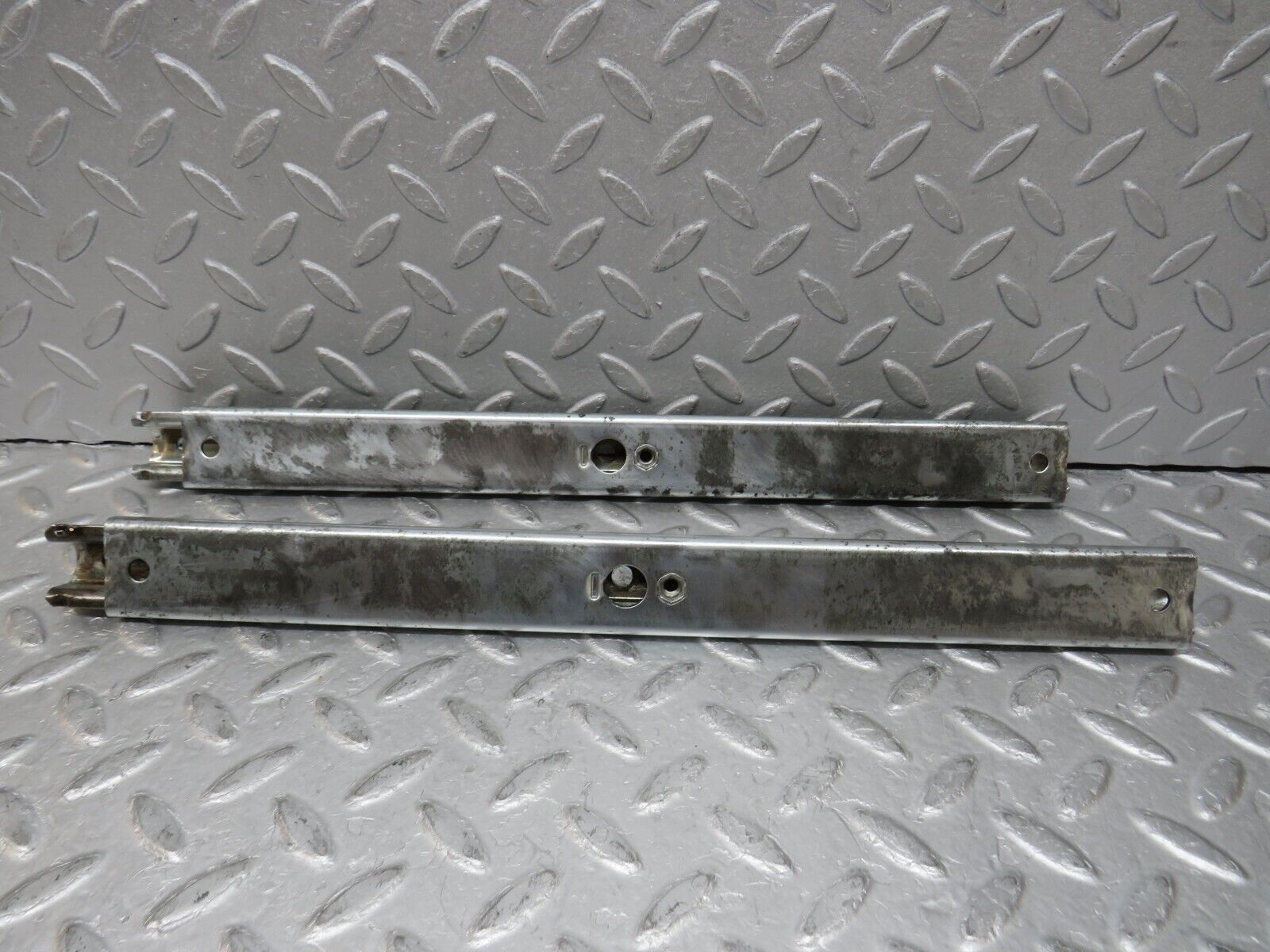 37082 Mercedes-Benz C126 420SEC Coupe Front Right Seat Rail Pair