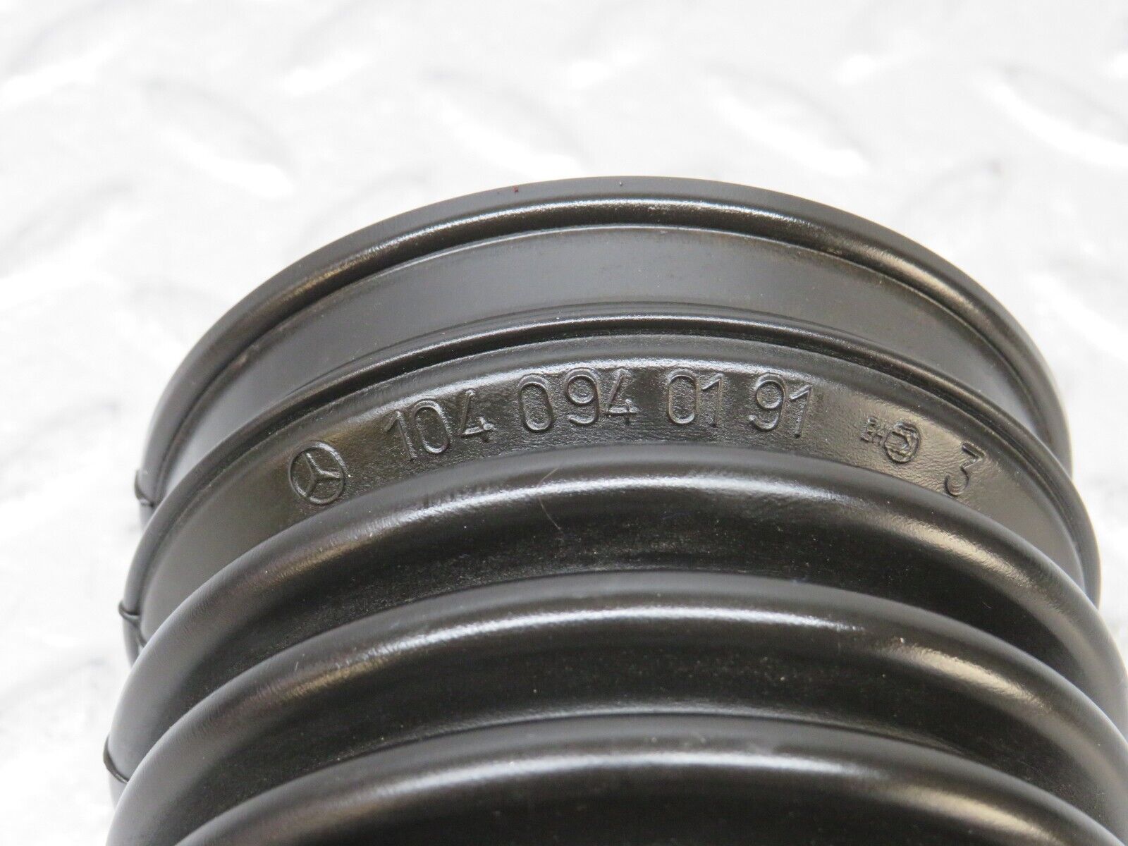 37813 Mercedes-Benz A124 320E Cabriolet Air Intake Hose Pipe 1040940191