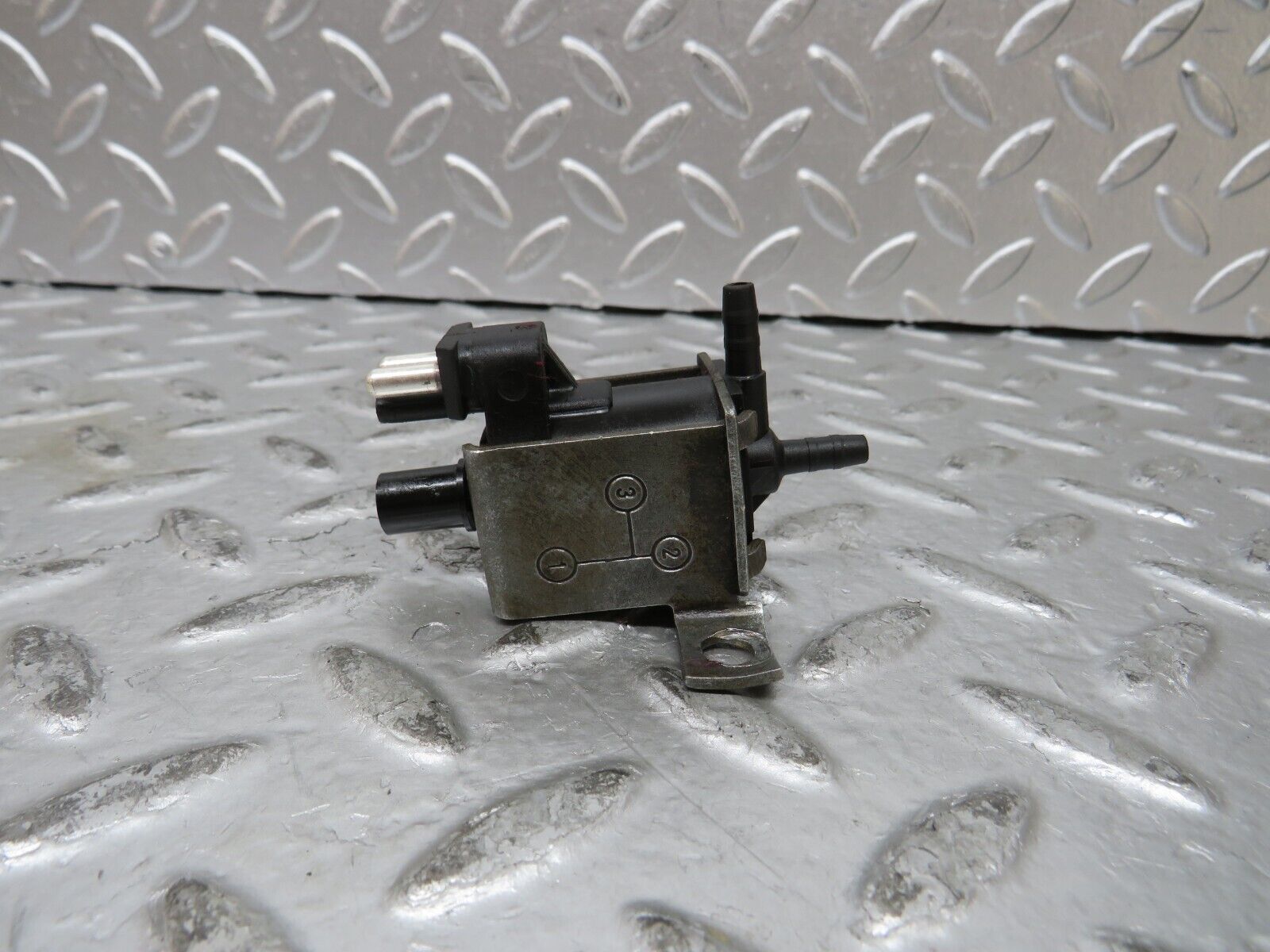 27400 Mercedes-Benz W123 280E Vacuum Control Valve Pierburg 0015407097