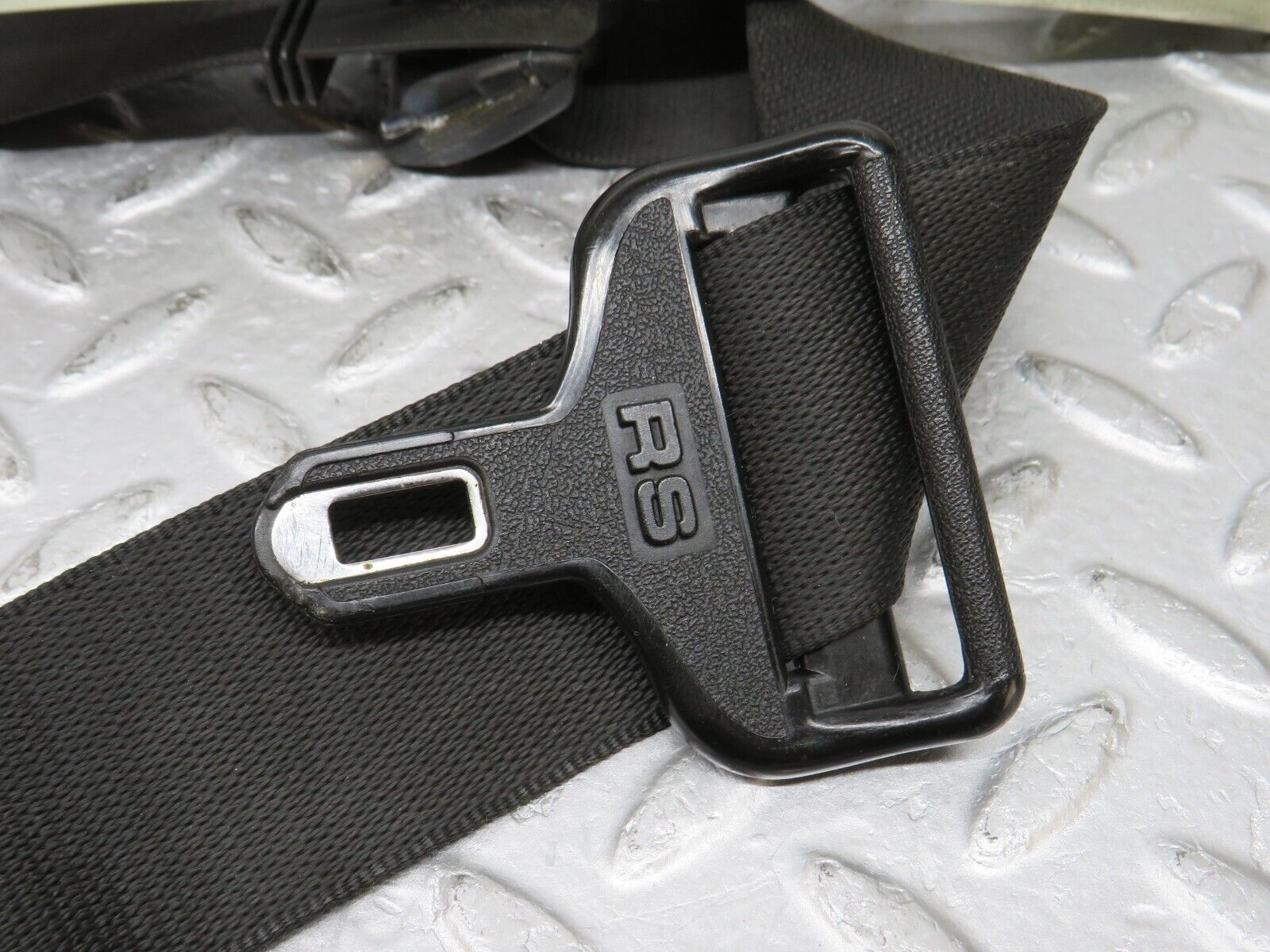 36318 Mercedes-Benz W126 420SE Front Left Seat Belt 1268604993 1268680011