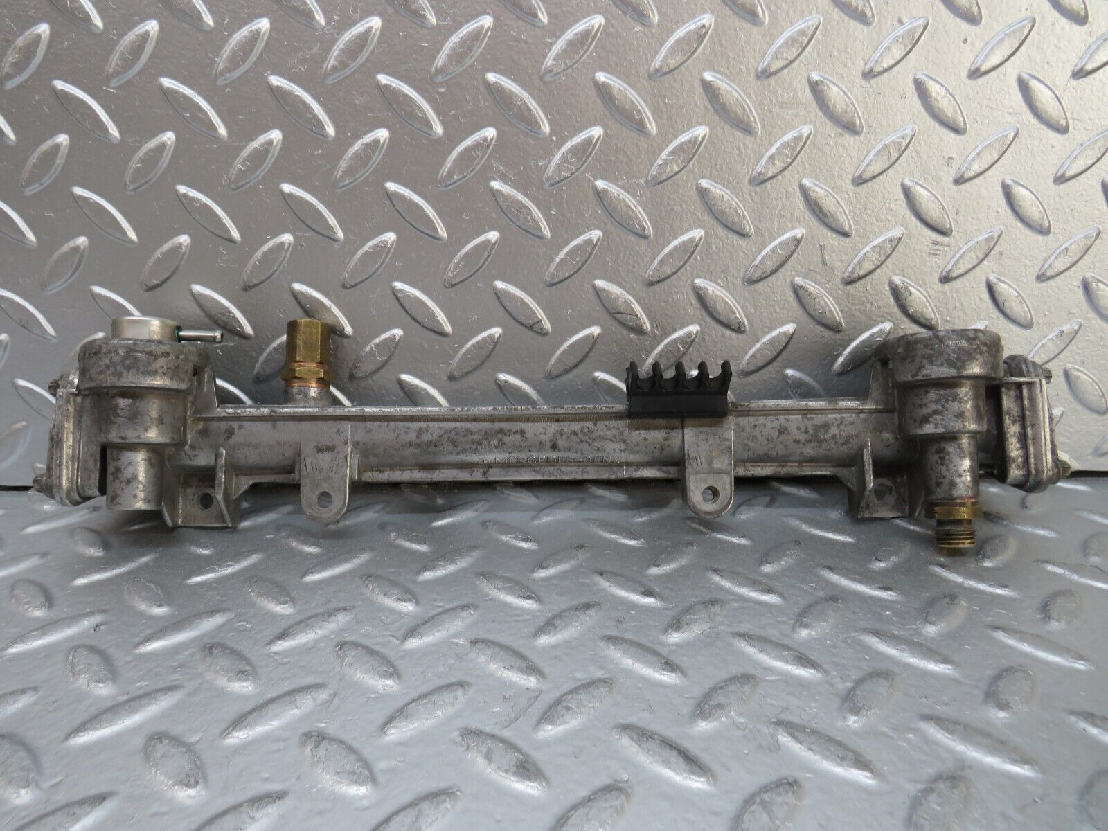 26690 Mercedes-Benz C124 220CE Coupe Fuel Injector Rail 1110780745