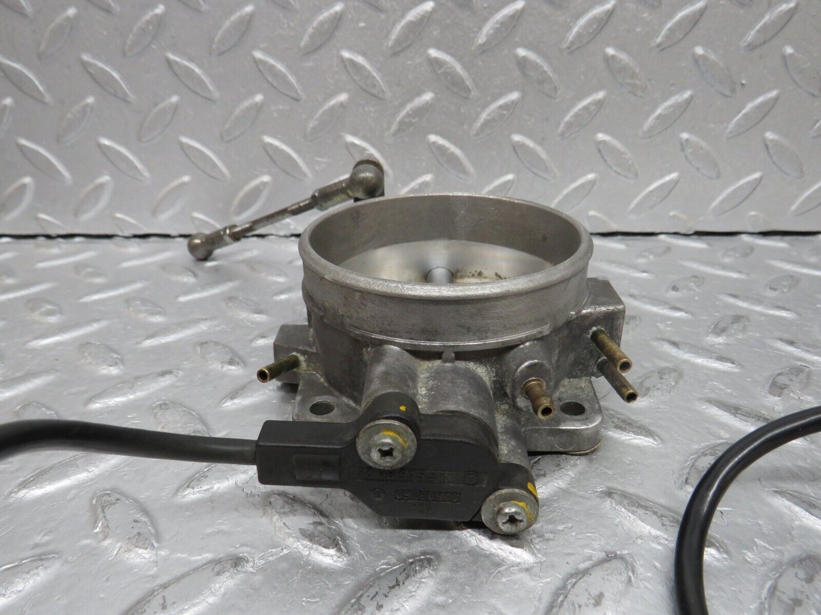 37113 Mercedes-Benz C126 420SEC Coupe Throttle Body Valve 0011407753