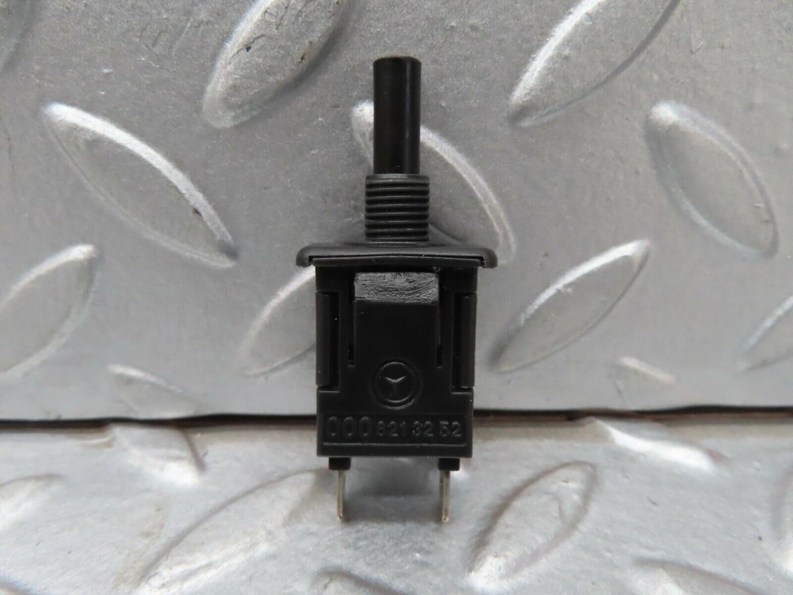 13677 Mercedes-Benz W123 200 Glove Box Light Switch 0008213252