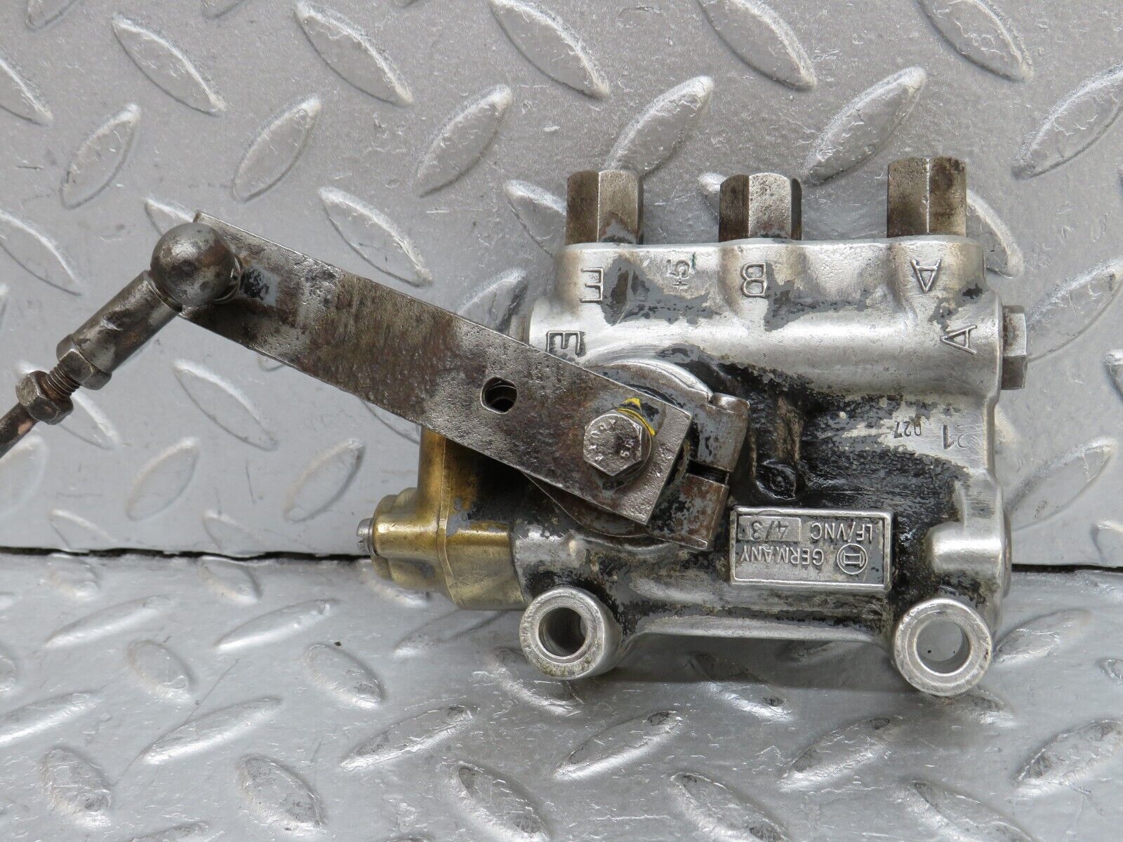 37548 Mercedes-Benz W109 300SEL Air Suspension Leveling Valve Bosch