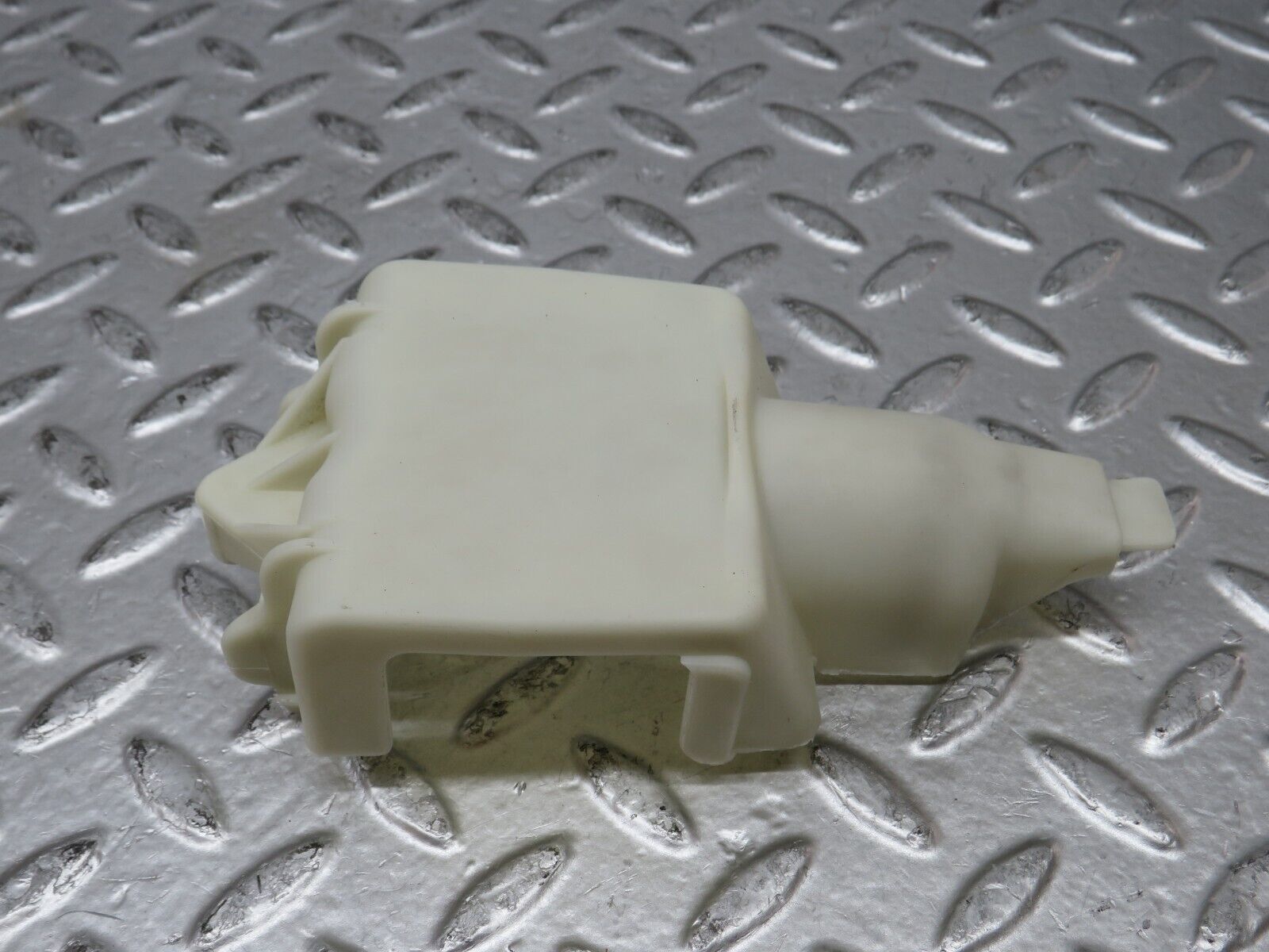 27500 Mercedes-Benz S124 300TE Rear Door Lock Vacuum Actuator Cover 1248050590