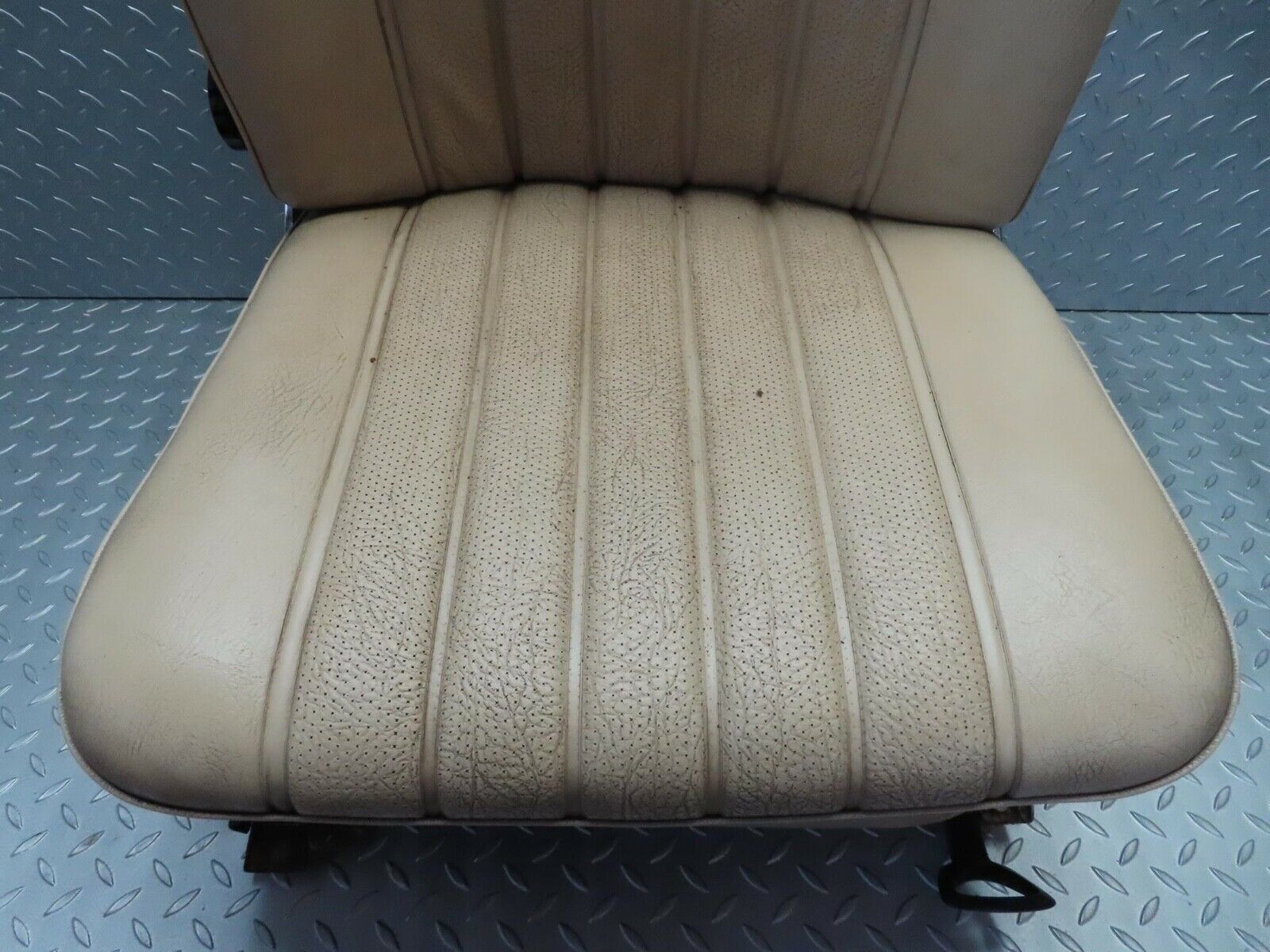 12507 Mercedes-Benz W108 280SE 3.5 Front Right Seat Cream