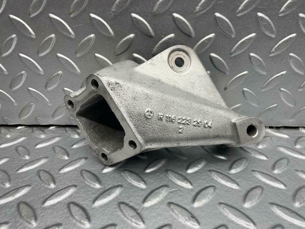0223 Mercedes-Benz W116 350SE Engine Mount Bracket Left Side 1162232904