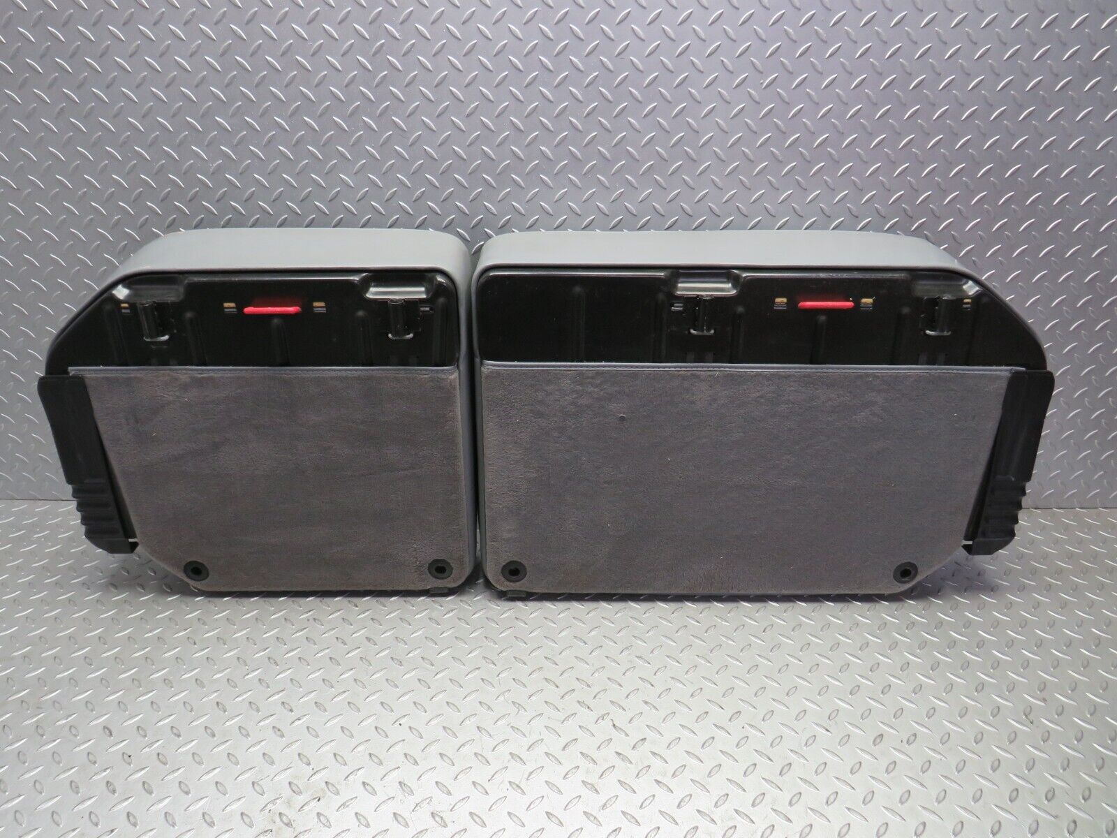 31422 Mercedes-Benz S124 220TE Wagon Rear Seat Leather Grey