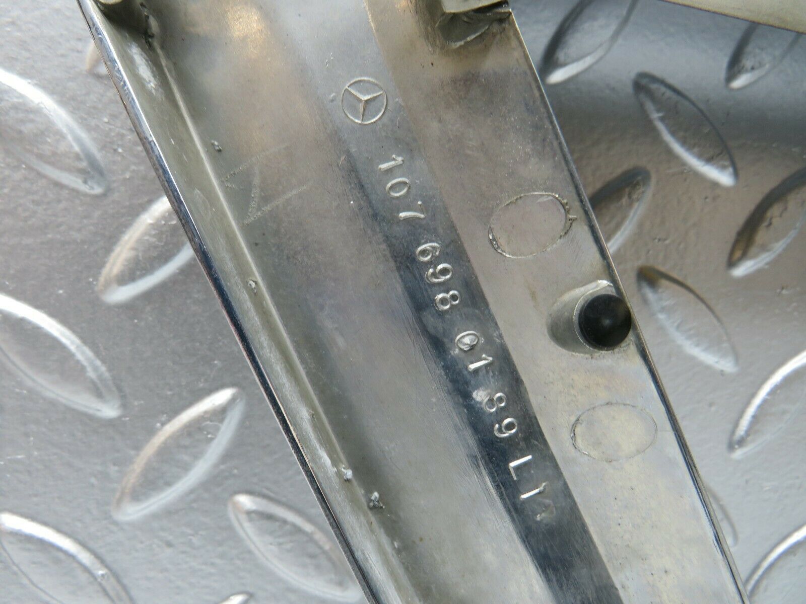 22733 Mercedes-Benz C107 450SLC Coupe Rear Window Trim Left 1076980189